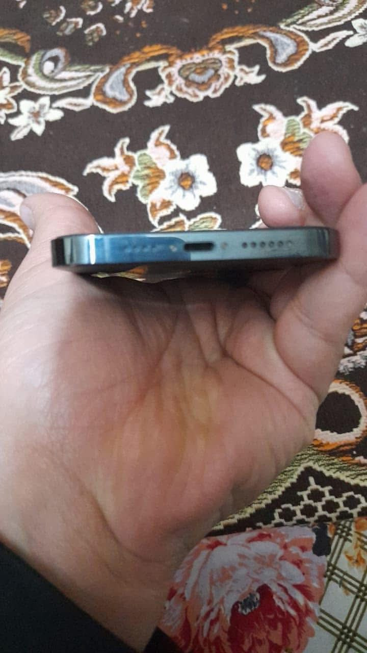 السلام عليكم ايفون ١٣ برو ماكس لون زيتوني نظيف كلش بلادي ممبدل بي اي شي ذاكره ٢٥٦ بطاريه ٨٣ للبيع السعر٧٠٠وبي مجال بسيط موجود خاص وهذا رقمي ***********
