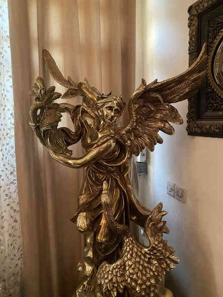 سلام عليكم تمثال للبيع ارتفاع مترتين بي ثلاث قطع يمكن فصلها لونه ذهبي وجديد السعر 200 وبي مجال للاستفسار *********** العنوان بغداد
