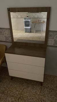 ميز تواليت • غرفة اصلي • فيه مجال