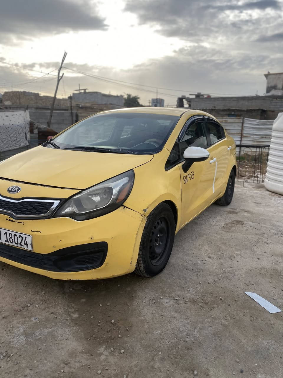 السلام عليكم ريو موديل 2013 مكينه جئ تي اي 1600 مكيه بيها صوت خفيف كير وتبريد خير من الله تخم تاير جديد السياره حلوه ومال بيت رقم بغداد أنكليزي سنويه لحد 2029 حادثه جاملغ ايسر امامي بدون دواخل 
العنوان بغداد الحسينيه الراشديه رقم الهاتف ***********
السعر 65 وبيها مجال
