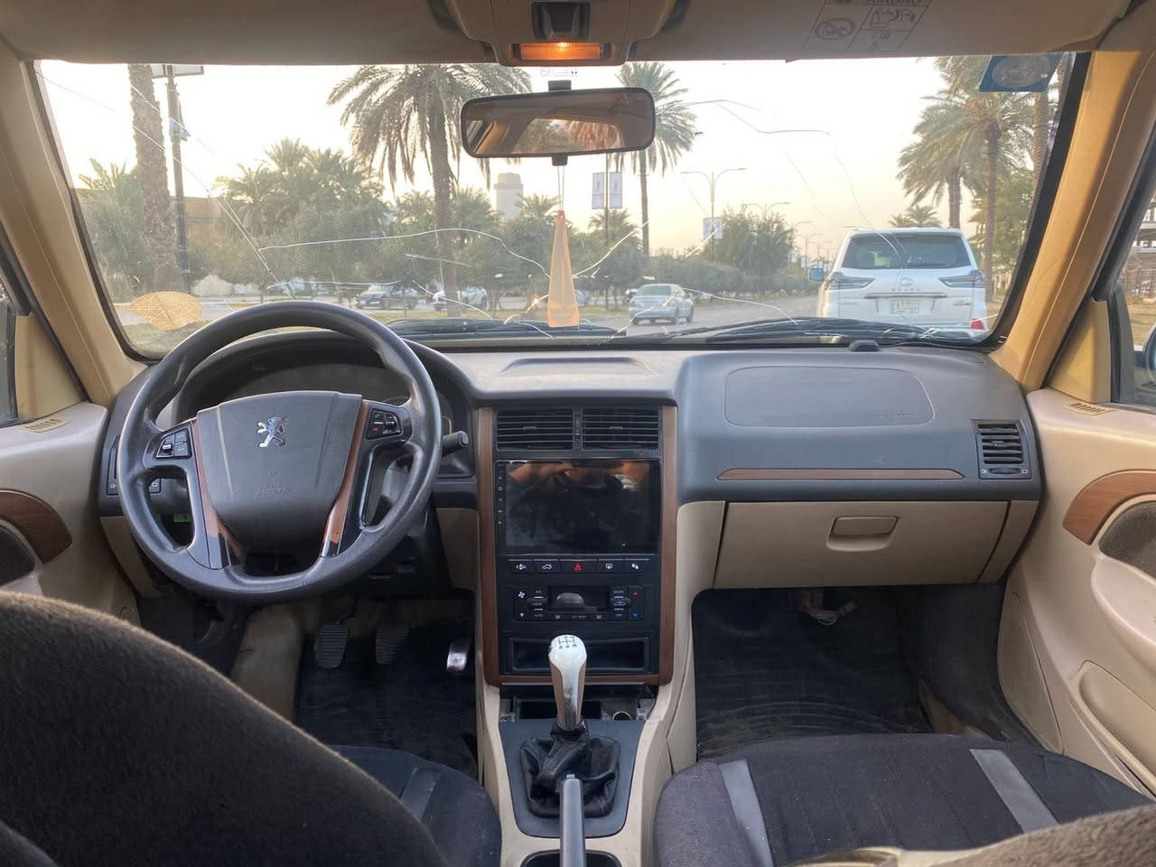 السلام عليكم 
بيجو بارص موديل 21
رقم بغداد باسمي 
سياره نظيفه وبدون اي ضربه فقط بارد بالبنيد وموضح بالصوره
كير مكينه تبريد حداديه كلها مكفوله 
مكاني بغداد الغزالية
السعر 71 ورقه وبيها مجال بسيط 
الشراي يتصل ويتدلل 
رقم ***********
