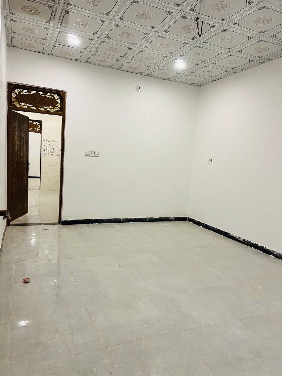 دار للرهينة بناء جديد

مساحة ٨٥ متر طابقين 

الطابق الارضي غرفة استقبال مطبخ حار مع مطبخ بارد مع حمام

الطابق الاول صالة وغرفة بداخله حمام نظام سويت

المكان شارع المطار القديم مزرعة ناجح حمود 

شارع ٨ متر تبليط

سعر الرهينة ١٥ مليون 

رقم صاحب الدار ***********
