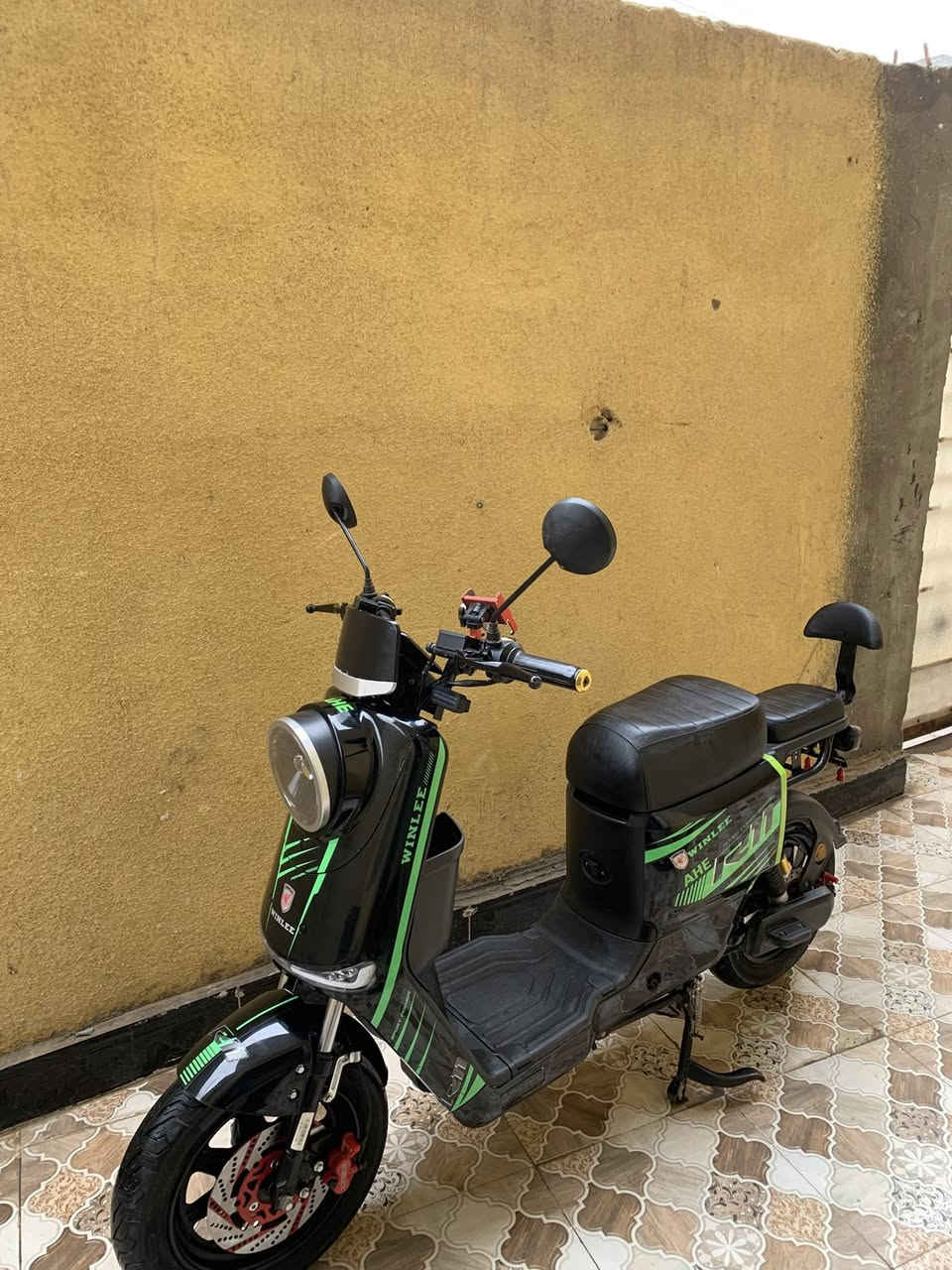 السلام عليكم دراجه شحن R11 دراجه جديده بعدهي مصارله هواي من شتريته خمس بطاريات حجمهن 32 دراجه كلشي مناقصه رايدها 550 وبيها مجال عنواني المطيحه ***********
