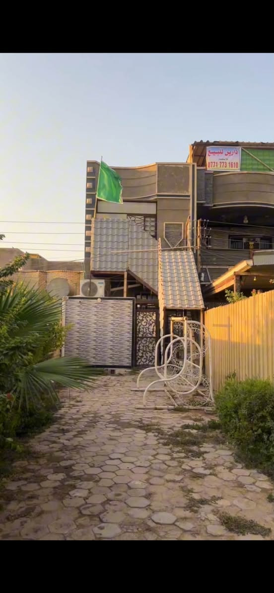🏡 عقار استثماري وسكني مميز للبيع في بغداد - الأمين الثانية 🏡
للبيع (بيتين متجاورين) كل بيت طابقين ونصف في منطقة الأمين الثانية (رئاسة المعلمين) قرب قرية الشهيد نعيم. موقع حيوي ومخدوم بالكامل، مثالي جداً للسكن العائلي المشترك أو للاستثمار.
🌳 الميزة الخارجية الفريدة:
 حديقة أمامية خاصة: مساحة واسعة ممتدة أمام البيتين بطول 20 متر ومزروعة بالكامل، مسيجة ولها باب خارجي مستقل لتوفير خصوصية تامة وأمان للأطفال أو لكراج السيارات.
📌 تفاصيل البناء والتقسيم:
 المساحة الكلية للأرض: تقريباً 400 متر مربع 
 البيت الأول (واجهة 5 متر): بناء أمامي حديث طابقين ونص + بناء خلفي قديم (غرفتين كبار وترك).
 البيت الثاني (واجهة 6 متر): بناء أمامي حديث طابقين ونص + بناء خلفي قديم (غرفتين كبار وترك).
📌 خدمات المنطقة والموقع:
 نوع الأرض: زراعي.
 الخدمات: تبليط ورصيف، شبكة مجاري، ماء إسالة، كهرباء مستقرة + خطوط مولد.
 المرافق القريبة: منطقة مخدمة بالكامل تحتوي على أكثر من سوق، عدة مدارس بمختلف المراحل، وقريبة من المستشفيات.
💰 السعر المطلوب للبيتين معاً:
 275 مليون دينار عراقي.
📞 للاستفسار والمعاينة:
 يرجى المراسلة على الخاص أو الاتصال على الرقم: [***********]
