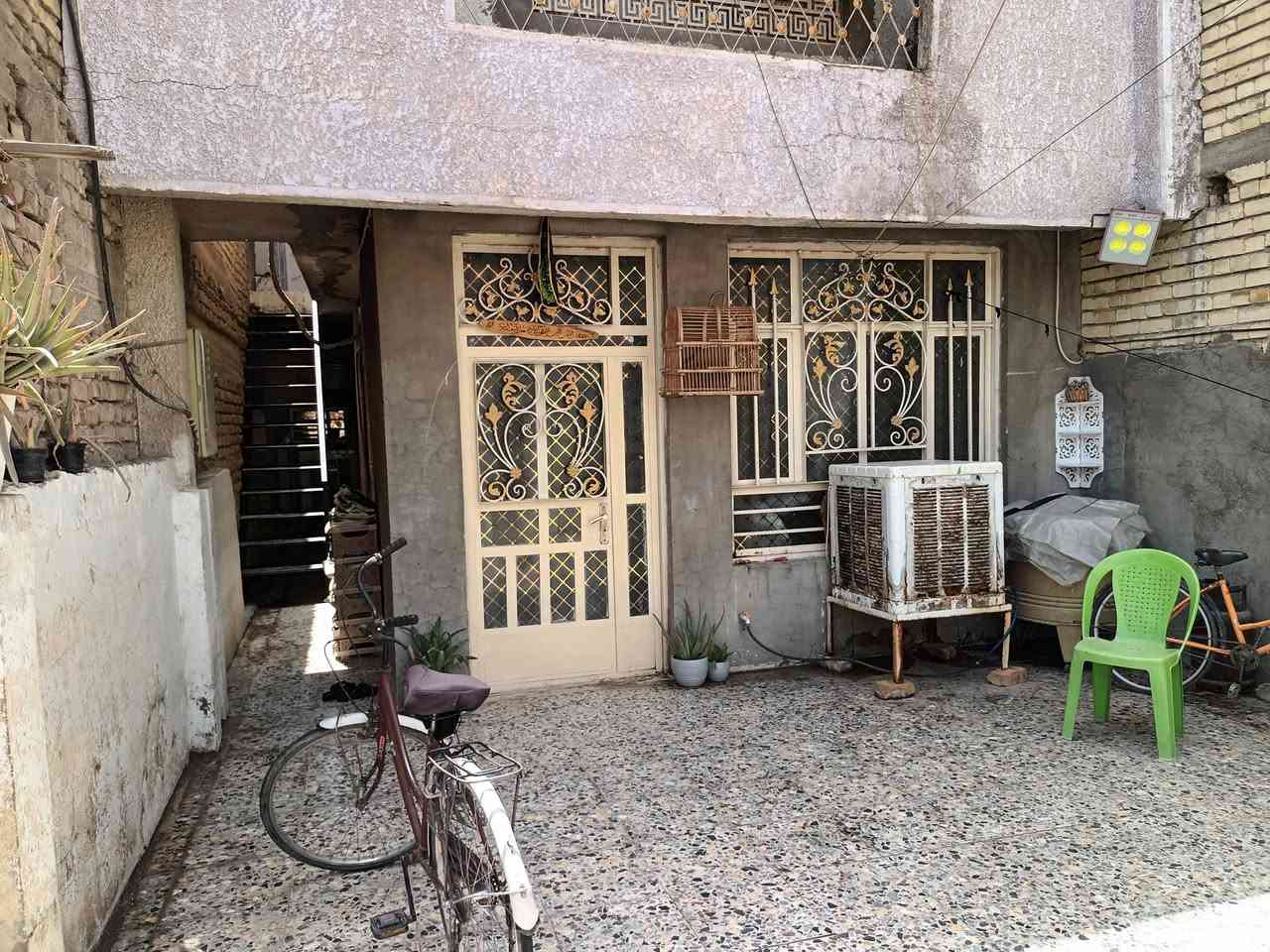 بيت 120 متر يحتوي على وحدتين سكنيه مفصول الطابق الأول عن الثاني 3 غرف نوم زائد استقبال زائد 3 حمامات ومطبخ عدد 2  البيت نظيف جدا  العنوان حي الجهاد الالفين مقابل سوق الأمانة شارع زنجيل للإستفسار الاتصال على الرقم ***********
