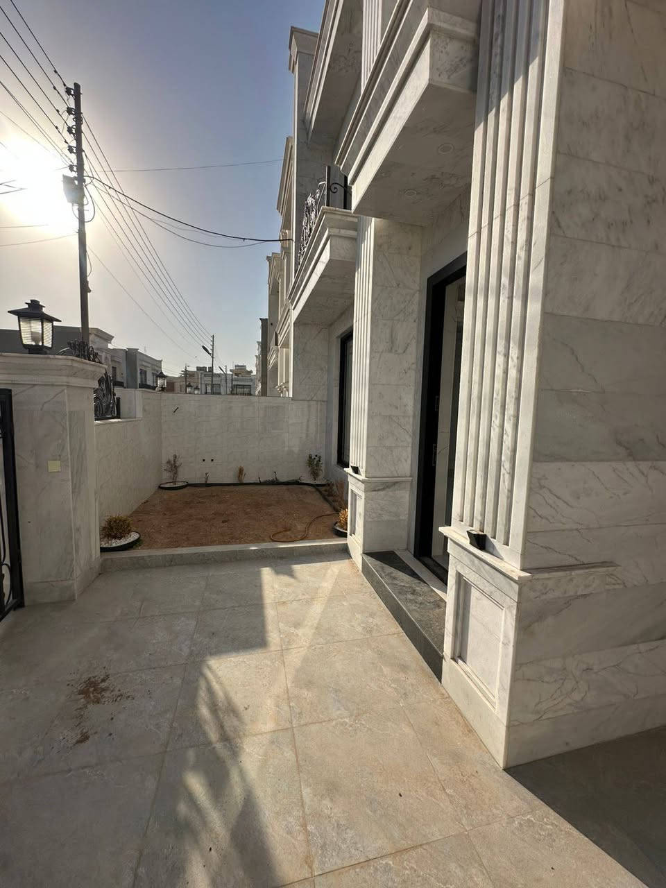 للبيع بيت vip مميز جدآ في اربيل منطقه 32بارك من ارقى مناطق اربيل وفي المربع الذهبي يعني انت تسكن بارقى منطقه بسعر مناسب
البيت طابو صرف يسجل باسم اي شخص عنده جنسيه عراقيه
البيت واجهه مرمر ارضيه بورسلين نقوش مغربيه بلاضافة دكتات على كل بيت 
شبابيك البيت طبقتين عازله حراره واتربه
البيت مساحه 250متر
5غرف نوم 3غرف ماستر
مطبخ حار وبارد
واستقبال منعزل وهول داخلي
البيت صفر مامسكون ولا لحظه وجاهز للسكن 
للاستفسار عن سعر ارسل تعليق وتدلل او مراسلتنا على ارقام
*********** أربيل, العراق
