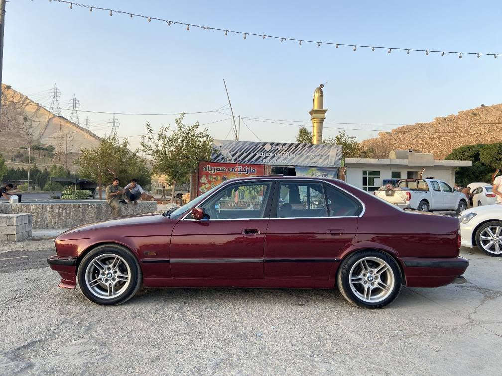 سەرەتا بەناوی خوای گەورە  BMW مۆدێل 1993 ،525 گێڕ تۆماتیک ئاڕم پلاستیک سلێمانی
 فول فول موواسەفات
پێشپان سڵایت جام کارەبا
 بیلاد کووشن جلدوو هیتەر 
دەعمێکی پێشی هەیە 
کارەبای کامل مەزبووت هەموو شتی لەسەر شریکە ماوە 
چوار ویلوو تایەی تازەی لەسەرە 
دەشپوولوو بەرە دەرگای لۆکە 
ئاڕموو ئەوەلیات بەشەرت
هەموو شتێکم نوسیوە 

سعری 33 گەڵاو مەجالێ کەم
ژ.م *********** وەسئاپو ڤایبەریشی لەسەرە السليمانية, العراق
