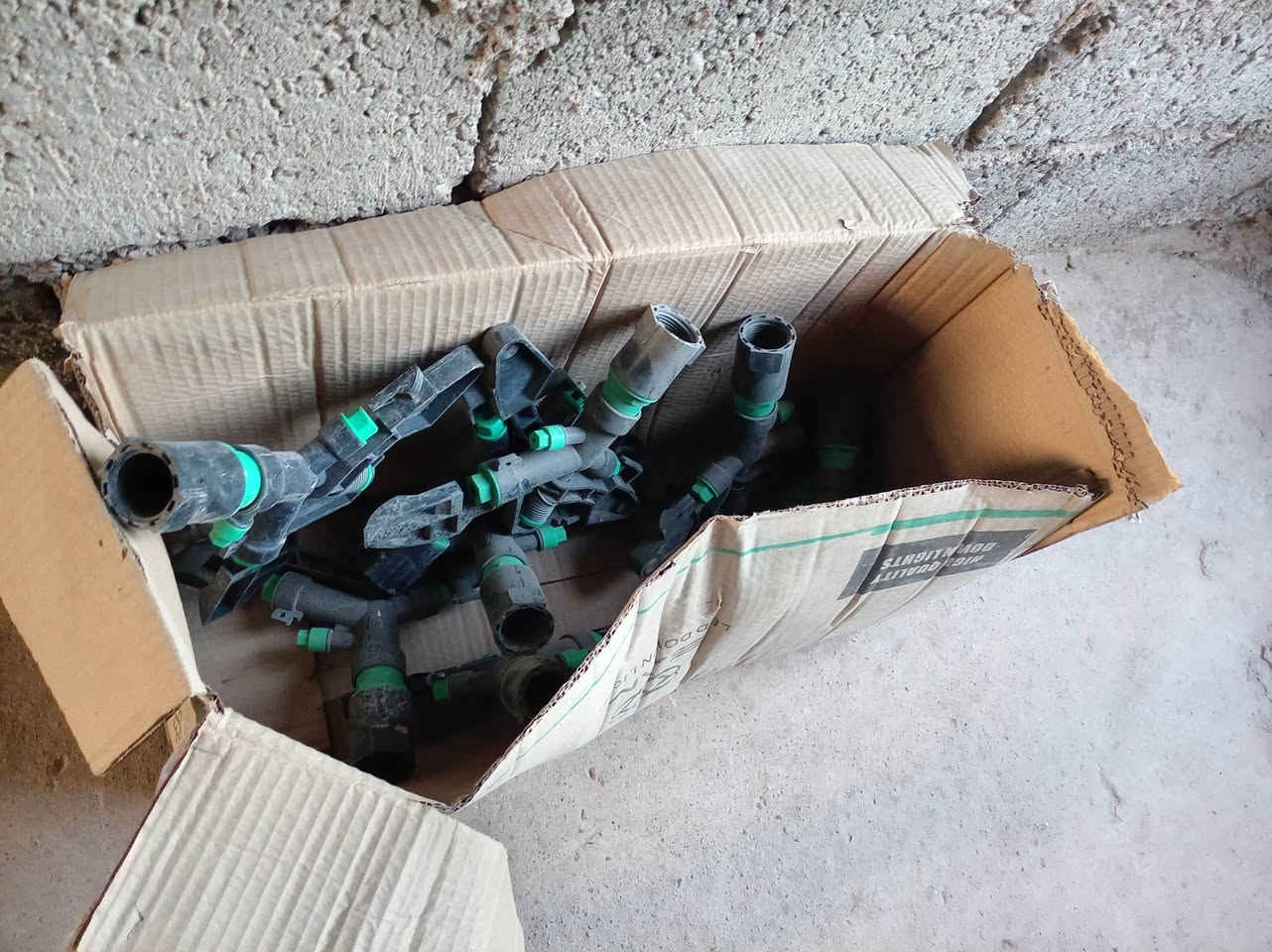 السلام عليكم.. بواري تركي 4إينج مستعمل موسم واحد فقط نوع الي ضمانها 5 سنوات مع نوزلات 3فتحات السعر ضغط عالي.. للاستفسار ***********
