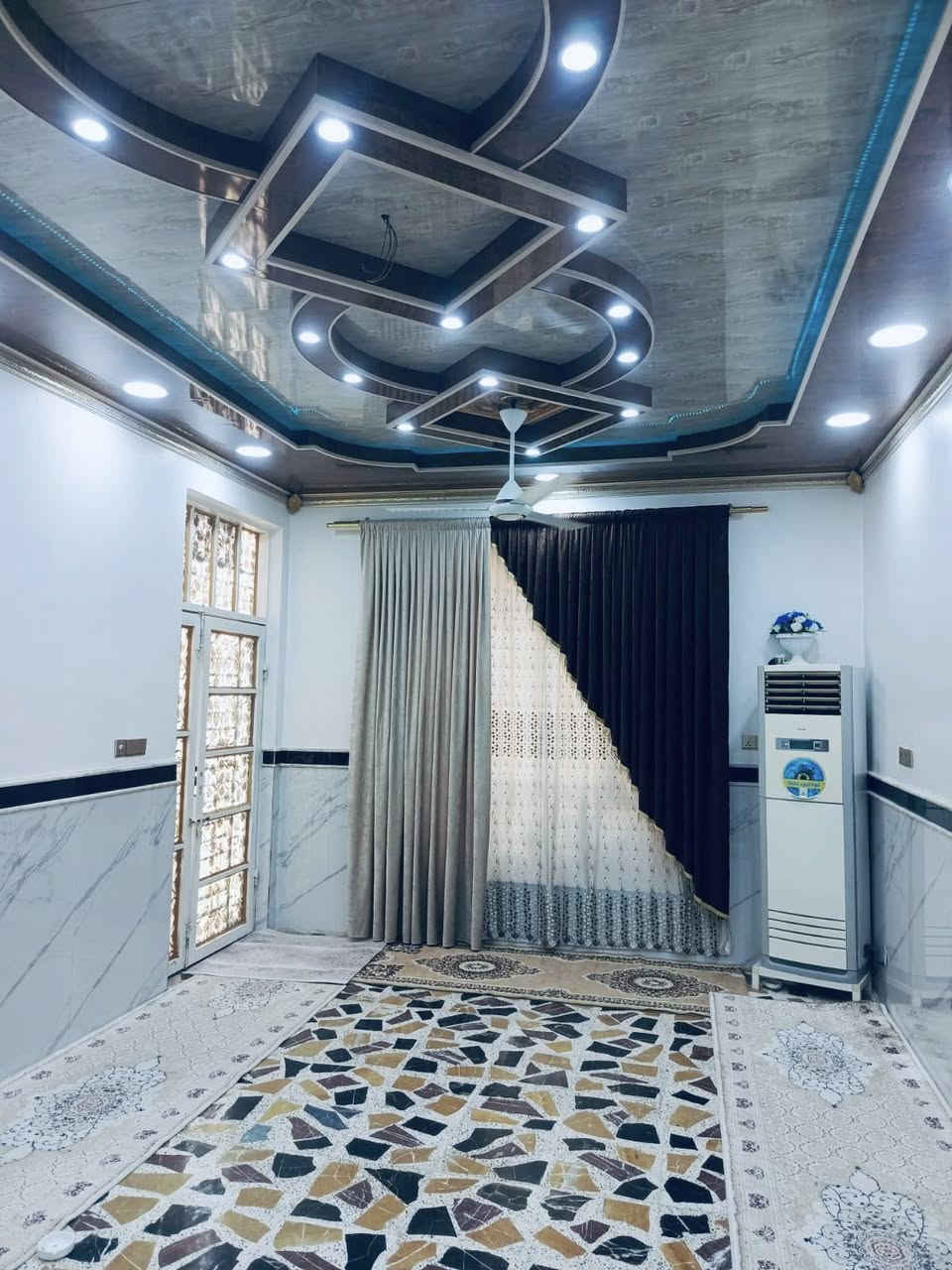 الدار للبيع المساحه 200 متر في حي الرساله قرب مدرسة الحسن الأهلية البيت مطلوب اسكان للاتصال المباشر صاحب العقار 
***********
