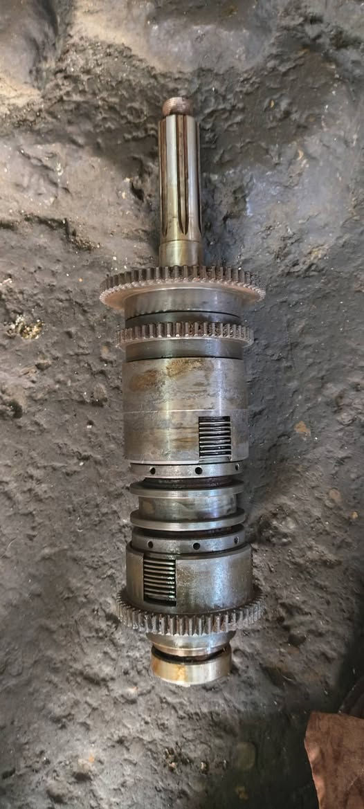 سلام عليكم
يوجد سيت دشالي  +كلج كامل   
راس تورنة مفلش كل اغراضة موجودة ونضيفة 
  بلغاري   موديل 1986بنك مربع 
للأستفسار رقم ***********
