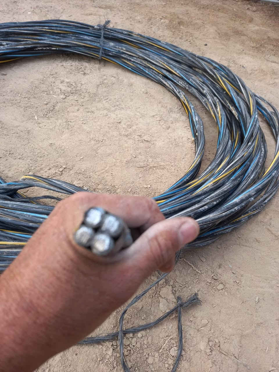 ظفيره ام ال16 للبيع مستعمله شي قليل لاگطع ولازلق 70 متر التواصل على الهواتف ***********
*********** موجود واتساب
