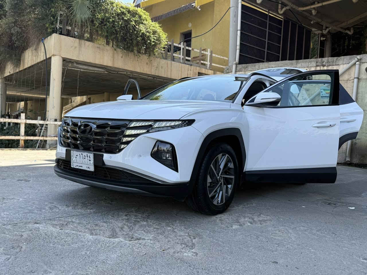 سلام عليكم توكسن البيع موديل 2024 سياره مكفوله بيها طخه بجاملع الخلفي موضحه بصوره سياره بسمي  رقم سياره نكليزي جديد  ماشيه 40 الف  ضمان شركه رقم تلفون سعر.  220$ ***********.  ***********
