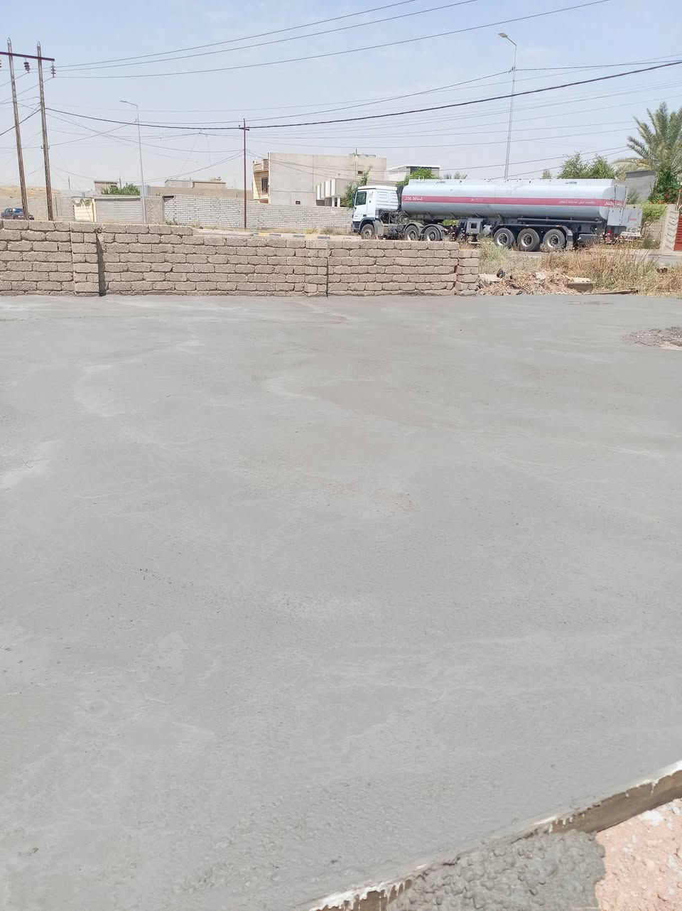السلام عليكم يوجد لدينا صب جاهز او صب مركزي باسعار مناسبه تريد شغل نظيف يمنه شرط رمنا مال نهري اوشرط حجرنا  نهري  تريد بالمتر تريد بالمكعب تريد شغل كطعيه عندك صبه حوش او ارضيه حوش او عندك صبت صحيات او صبت مخزن او عندك صبت كاشي او سيراميك او صب لاش او عندك صبه قدمت بيت او داير مال بيت اش عندك صب احنا نجهزك تم صب ارضيه ساحه اوساحه في ناحية القيارة طريق الحولي مع سقل مسطره (***********)
