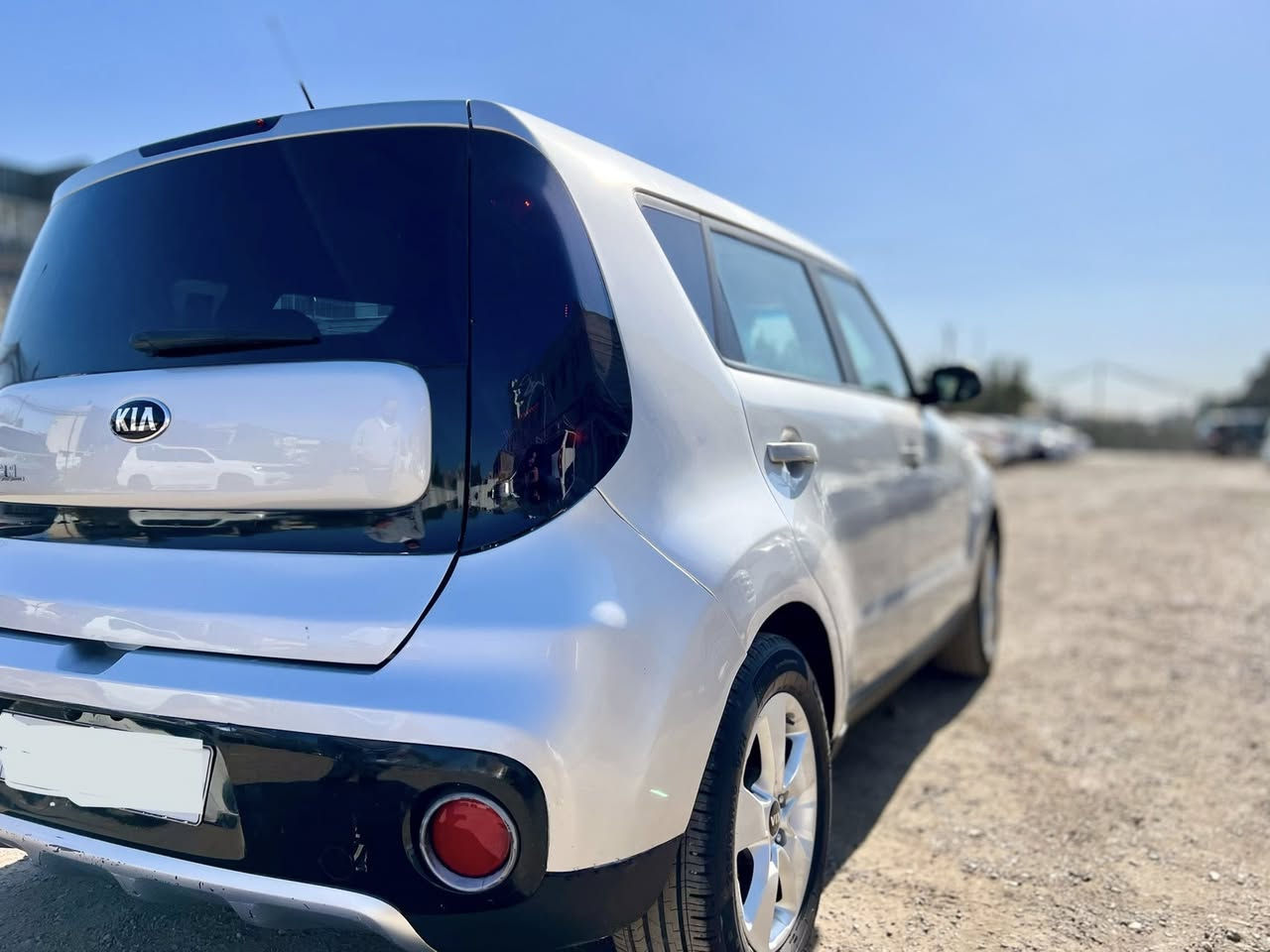 للبيع كيا صول 2018  🚗
📍 الرقم: سليمانيه
⚙️  وارد امريكي - لون رصاصي

المواصفات والتفاصيل:

 • ماشية 43 الف فقط
 • المحرك: 1600 تيربو 🚀 اقتصادي جدًا باستهلاك البنزين 
 ◦ شاشة و كاميرا خلفية .
 ◦ تحكم كامل بالستيرن .
 ◦ نظام تثبيت سرعة (Cruise Control).
 ◦ نظام أمان حديث (ABS – Airbags – مانع انزلاق).
 • درايف مود ٣ انظمه سياقة العادي والاقتصادي والرياضي
بيها صبغ قطعتين (جاملغ امامي وخلفي صفحه اليمين) + تكحيل بابواب صفحه السايق و كلشي موضوح صورها
السيارة مال بنت وباسمها ثاني يوم تحويل
مكان السيارة بغداد البنوك
💰 السعر: ١١٧ ورقة وبيها مجال
📞رقم الهاتف : ***********
