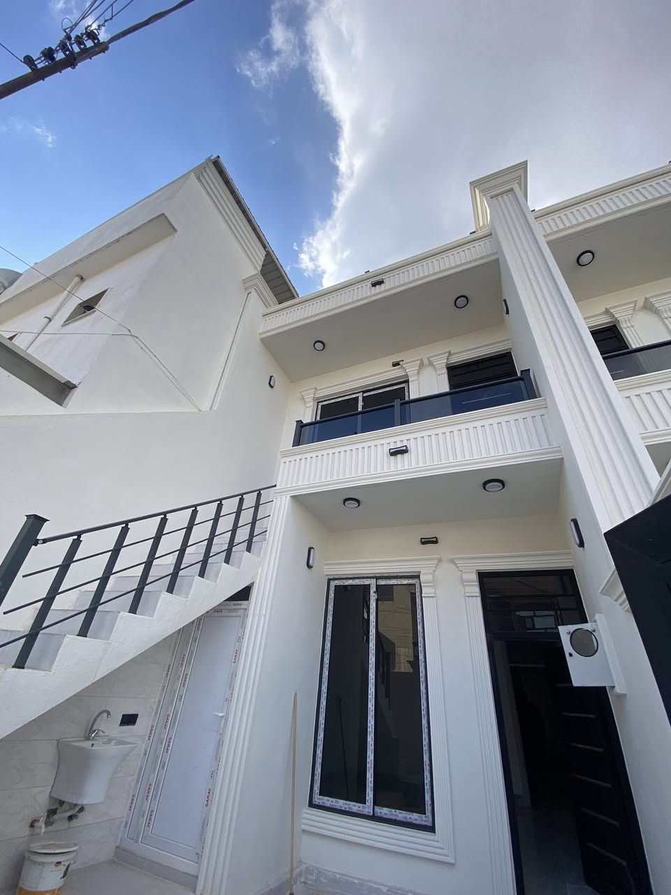 #الدار للبيع طابو صرف بناء صفر 3غرفه نوم 
#الموقع كركوك حي عسكري 3بيوت صفر
#مساحه 118متر طابق ونص درج خارجي 
#السعرعلق تم معرفة سعر نهائي 
***********#للاستفسار
