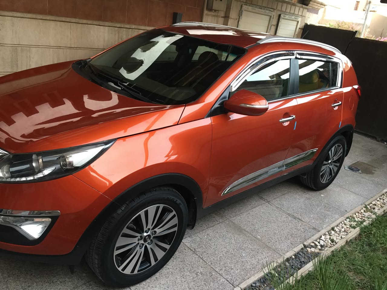 السلام عليكم سبورتج ٢٠١٦ خليجي مكفوله من صبغ والبارد فقط شخوط بسيطه جداً لون  مشمشي ماشيه ١٦٨ محرك ٢٠٠٠ دوش مري شفط اشاره بالمراية شباك خليه مدوشمه كشنات وكاعيه باقي الامور اوكس وتحكم ستيرن على وضعيه شركة وعلى ايدي سيارة 
 السعر  ١٦٥ دولار 
***********
 مكان بغداد - الوزيرية
