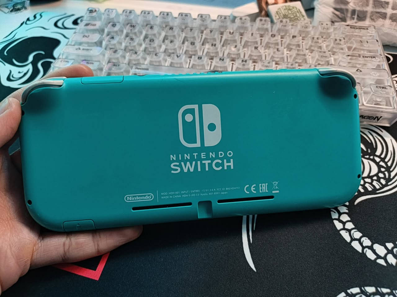 ننتندو لايت مهكر نظامين جهاز مكفول من كلشي والبطارية قوية وطول حسب العبة 4 ساعات تقريبآ سعرة 225 وبيه مجال مكاني بصرة وعدي توصيل *********** تتواصل على الخاص موجود او على رقمي
