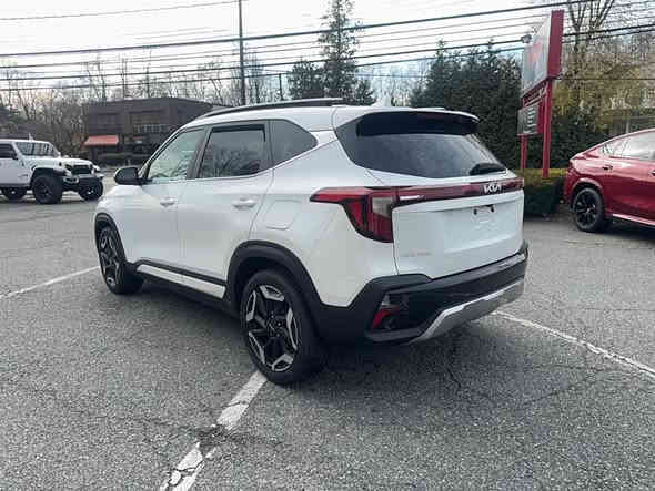 #أعـــلان_مــــــــــزاد #مكتب_بوابة_دبي
سعر نقل مخفض الى جميع الموانئ
ـ نوع السيارة : 2024 KIA SELTOS SX
ـ تاريخ المزايدة : 21/11/2025 الساعة 6:00 مساء 
ـ السعر : حسب تاريخ المزايدة المذكور أعلاه: 1750$ دولار 
ـ الضرر والمواصفات : حسب الصور المرفقة
-جميع السيارات الهايبرد الكهرباء معفي
من الكمرك الضريبة والرقم مجاناً
ملاحـــظــة .. السيارات المعروضة داخل الصفحة هي مجرد نماذج بسيطة للمزاد
وللمزيد من المعلومات الحضور الساعة الرابعة عصرا الى مقر الشركة الكائن في:
شارع الحزام الاخضر المدينة المايئة- مقابيل حي العدالة #النجف_الاشرف
المكتب ***********
زيد الطفيلي***********
عبد الله الزاملي***********
للانضمام لكروب الواتساب اضغط ع رابط
https://chat.whatsapp.com/HEg5DTFOYCnFPwSoSvOuuq
