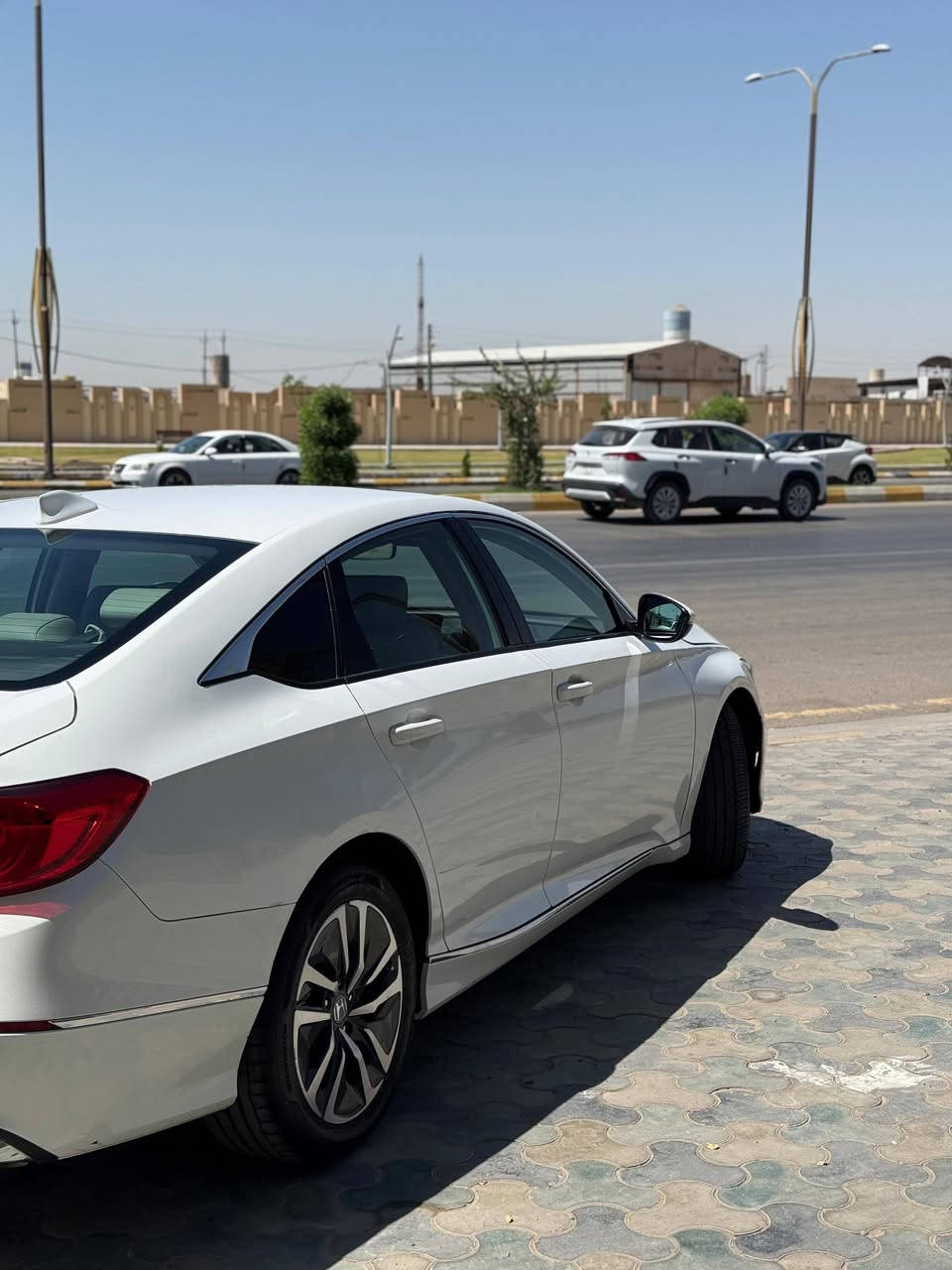 🚘 للبيع هوندا أكورد هايبرد 2022 – وارد أمريكي – فول مواصفات 🚘
✅ المحرك: 2000 سي سي هايبرد

✅ اللون: أبيض

✅ ناقل حركة أوتوماتيك

✅ وارد أمريكي

✅ فول مواصفات

✅رقم بغداد انكليزي 

المميزات:

• مقاعد جلد فاخرة

• تحكم كهربائي بالمقاعد

• تدفئة وتبريد للمقاعد

• خاصية المساج للمقاعد

• نظام النقطة العمياء (Blind Spot)

• نظام تحديد ومساعدة المسار (Lane Assist)

• شاشة ومواصفات متكاملة

• سيارة اقتصادية بالوقود ومريحة جداً بالقيادة

السيارة بحالة ممتازة ونظيفة جداً من الداخل والخارج وجاهزة للفحص والمعاينة.

📞 للتواصل والواتساب:

***********

💰 السعر: يُذكر عند التواصل أو للجادين فقط.

