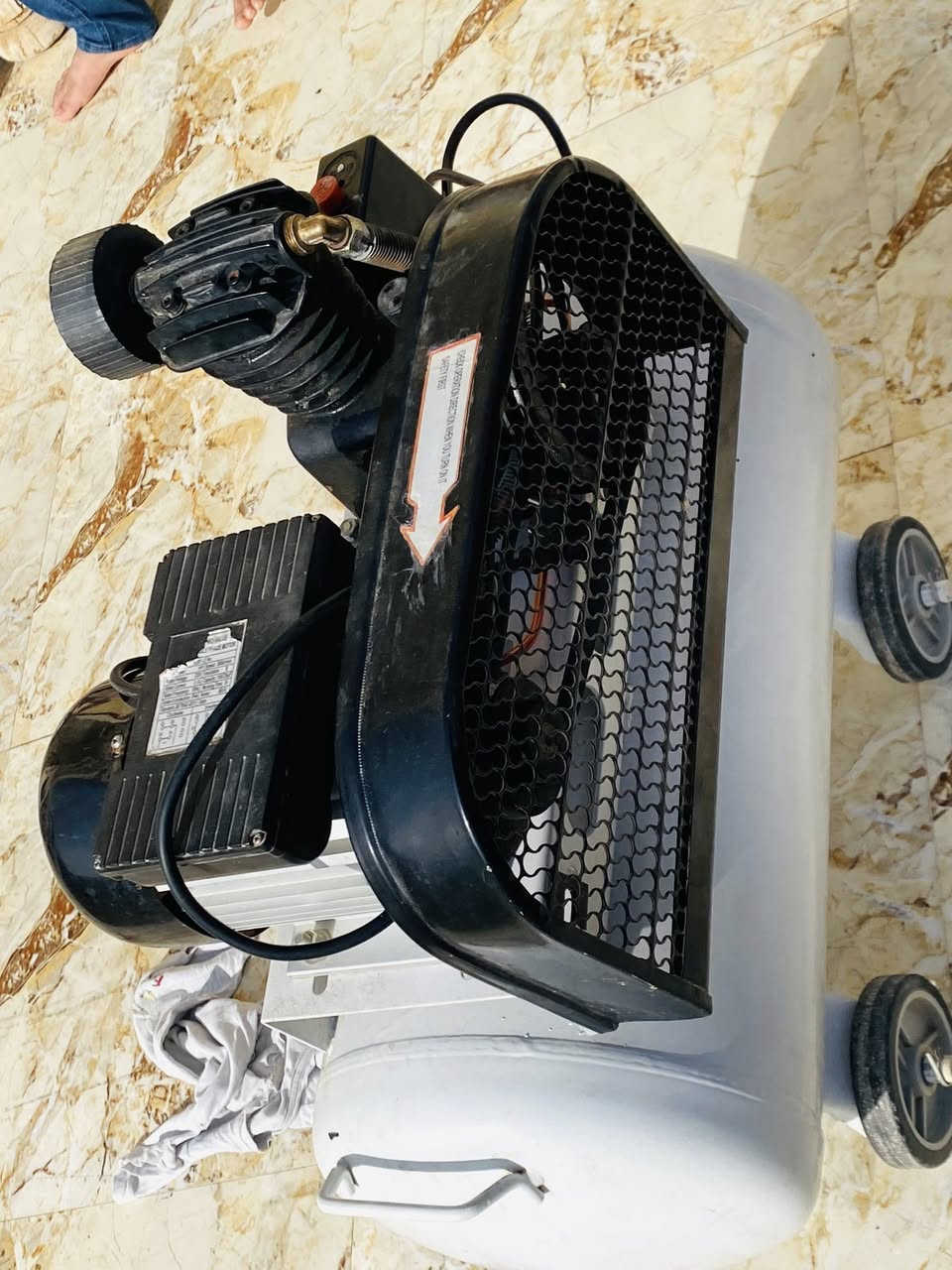 السلام عليكم. 

تاروسه (ايطالي الاصليه ) شرط الشغل
السعر175. 
هاتف. ***********.
