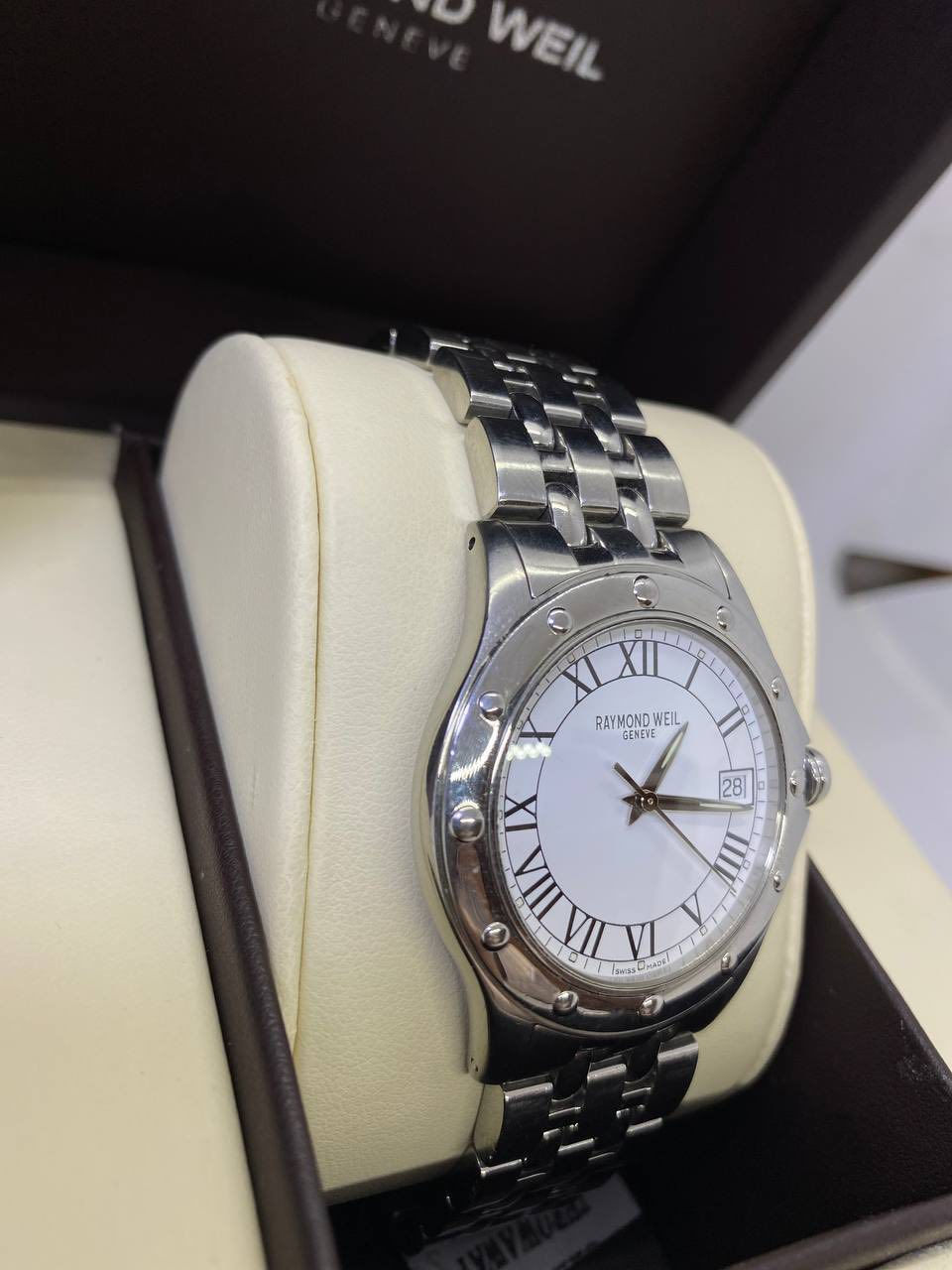 رايموند ويل … Raymond Weil
الصناعه : سويسري اصلي 
الحركه : كوارتز  ( بطاريه ) 
المواصفات :
ساعه ستنلس ستيل .. جام زفير كالجديد 
……. مع العلبه السير نقص حلقتين 
القطر : 40 m
السعر بعد التخفيضات : 260 $ 
التوصيل : مجاني لكل المحافظات
التواصل : خاص ( ماسنجر ) 
او اتصال مع واتساب  ***********

#البصراوي 
#للساعات
#اختيارك
#الامثل
