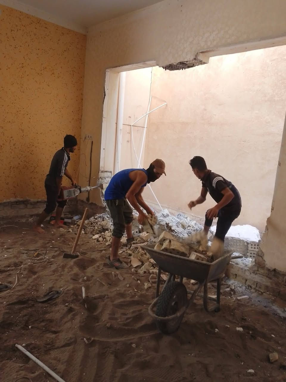 سلام عليكم  / يوجد كادر عمل جاهز/ تصعيد مواد/ تنضيف بيوت/ تفليش/ تكشيط/ تنضيف حدائق/ دفن نهري  / شقلنه ليل ونهار   /ومعداتنه جاهز/ ماعليك بس تصال على رقم  /     ***********
