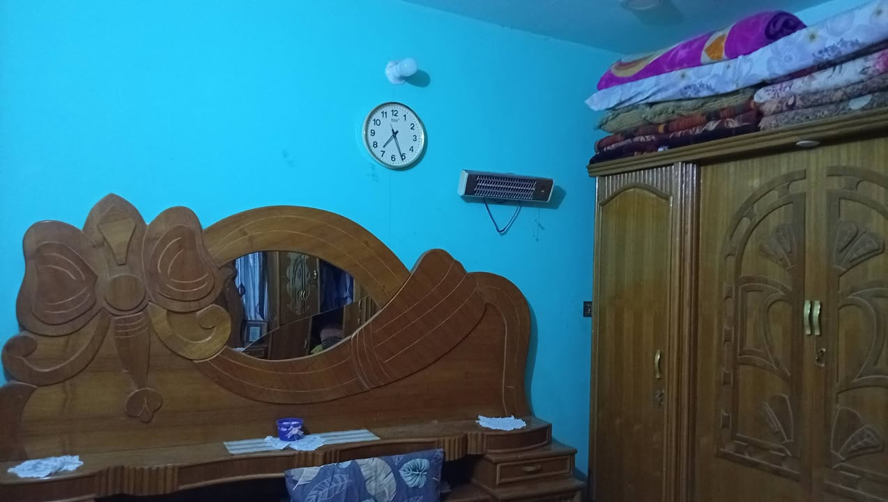 السلام عليكم بيت للبيع 100 متر واجه10 ونزال 10 بيت جديد طابقين غرفتين وصالتين وبراني ومطبخ وصحيات كونكريت مسلح الارضية والسقف كونكريت مكانه حي وحده قرب متوسطه الغصون سعر 85 وبي مجال للاستفسار على الرقم ***********
