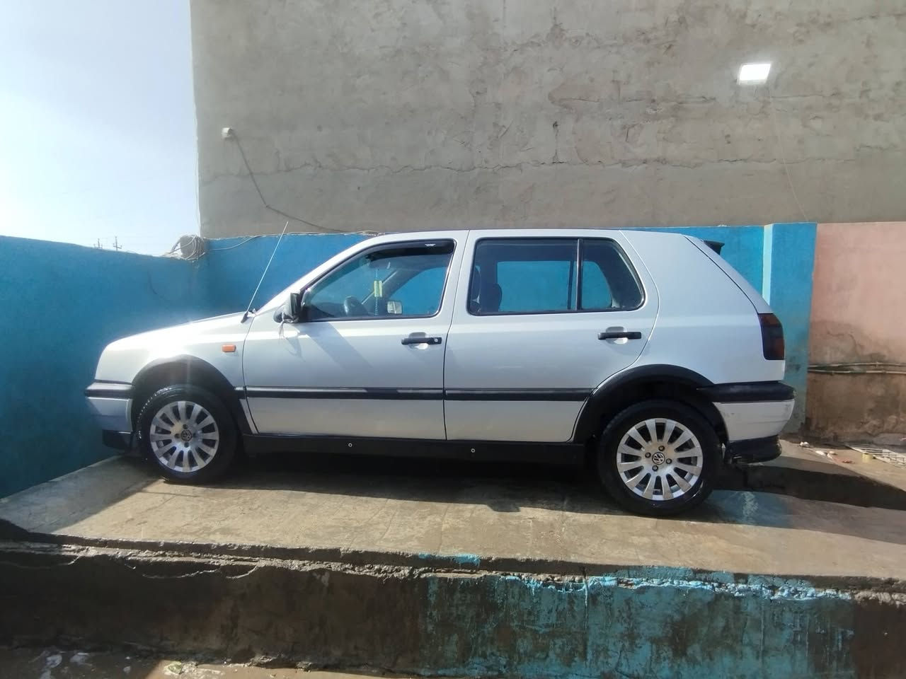 كولف 1993 سياره على وضع الشركه خير من الله ..ترايك وين متريد تروح..مكينه 2000كير عادي..السياره باسمي وداخله هزه ..يعني بنص نهار نروح نبصم ..سياره كلشي مانقصها خير من الله ..العنوان بغداد السياحي ..منطقة السعاده ..السعر ..37وبيها مجال ..مستعجل على بيعتها ..وهذ رقمي..***********
