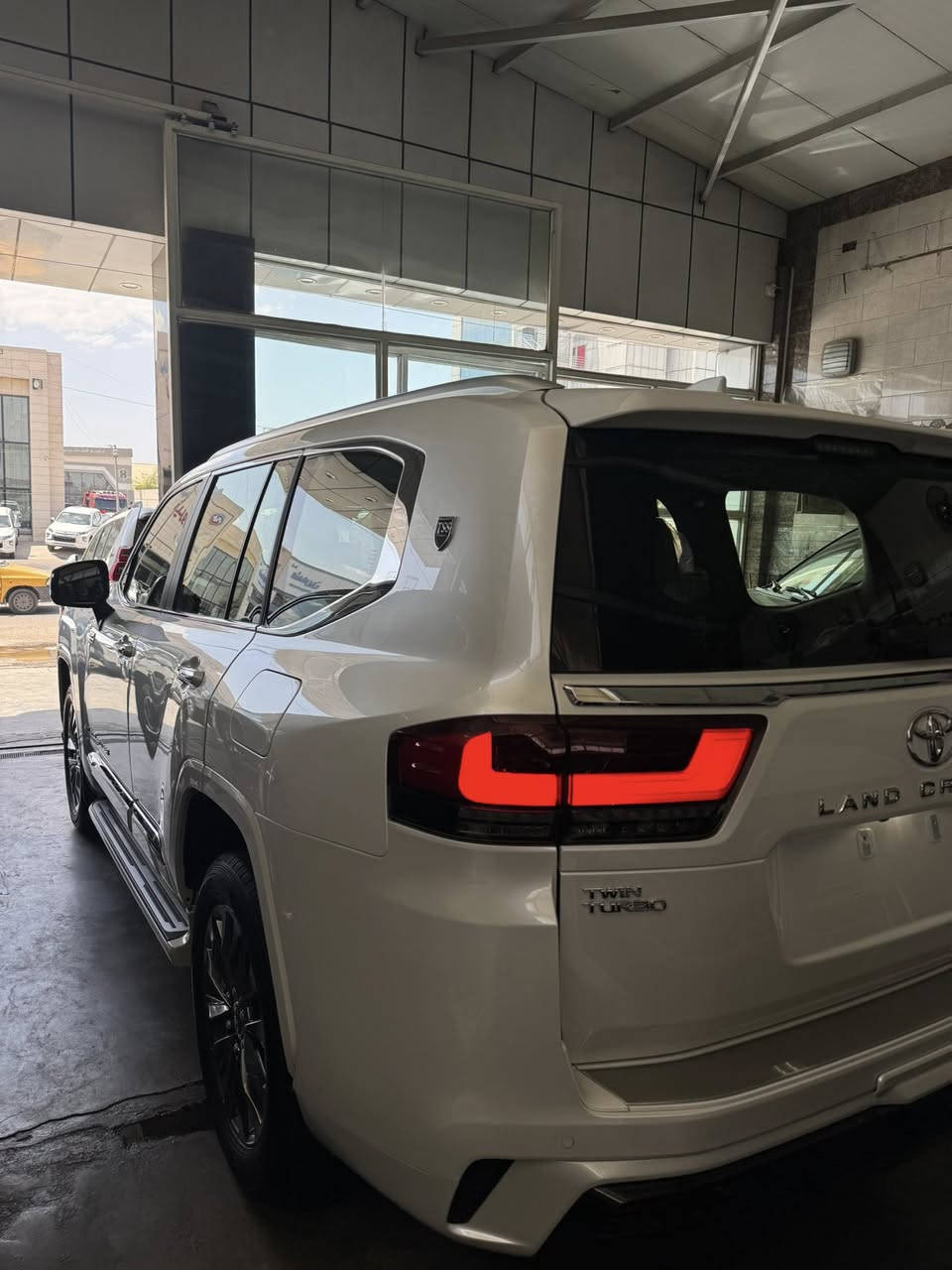 السلام عليكم 

لاند كروز 2026 ساس VXR 

فول مواصفات 1/1 

داخل احمر 

ابواب شفط 

سياره محرك 3.5 تون توربو بانزين 

عداد المسافه صفر كيلو متر 

للأستفسار اكثر يرجى الاتصال على الرقم 

***********

