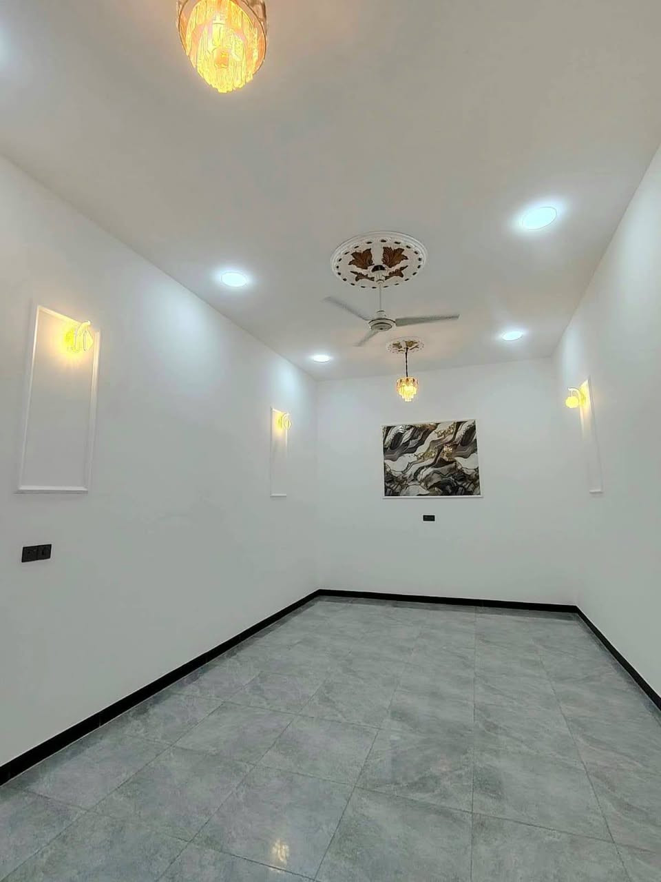 ***********
السلام عليكم واسعد الله اوقاتكم

يتوفر بيت للبيع  

#طابو ملك صرف زراعي عراقي وكاله ونسخه من الطابو  ولملاك موجود حي يرزق

مساحة البناء 200م

 

 بيت الركن 

يحتوي البيت على 

3 غرف  5×4

ديوان 8×4

مطبخ 5×4

هول 3×5

صاله 8×5

صحيات داخلي وخارجي

كراج سياره

وحديقه مرتبه 

 البيت بي مساحه ترك 

#البناءجديد 2026 درجه اولى وجاهز من كلشي  منطقه هدوئ ومتوفر بيها جميع  

 الخدمات ماء كهرباء مدارس قريبه مستوصف سوك كافة الخدمات متوفره

البيت فارق وجاهز للسكن 

البيت يقع على شارع 10م  اناره الشارع كله

#العنوان : بصره ابي الخصيب كوت ثويني ////   قريب على صيدلية كوت ثويني //

البيت يبعد عن الشارع كوت ثويني التبليط100م 

( السعر  133  وبي مجال )

***********
