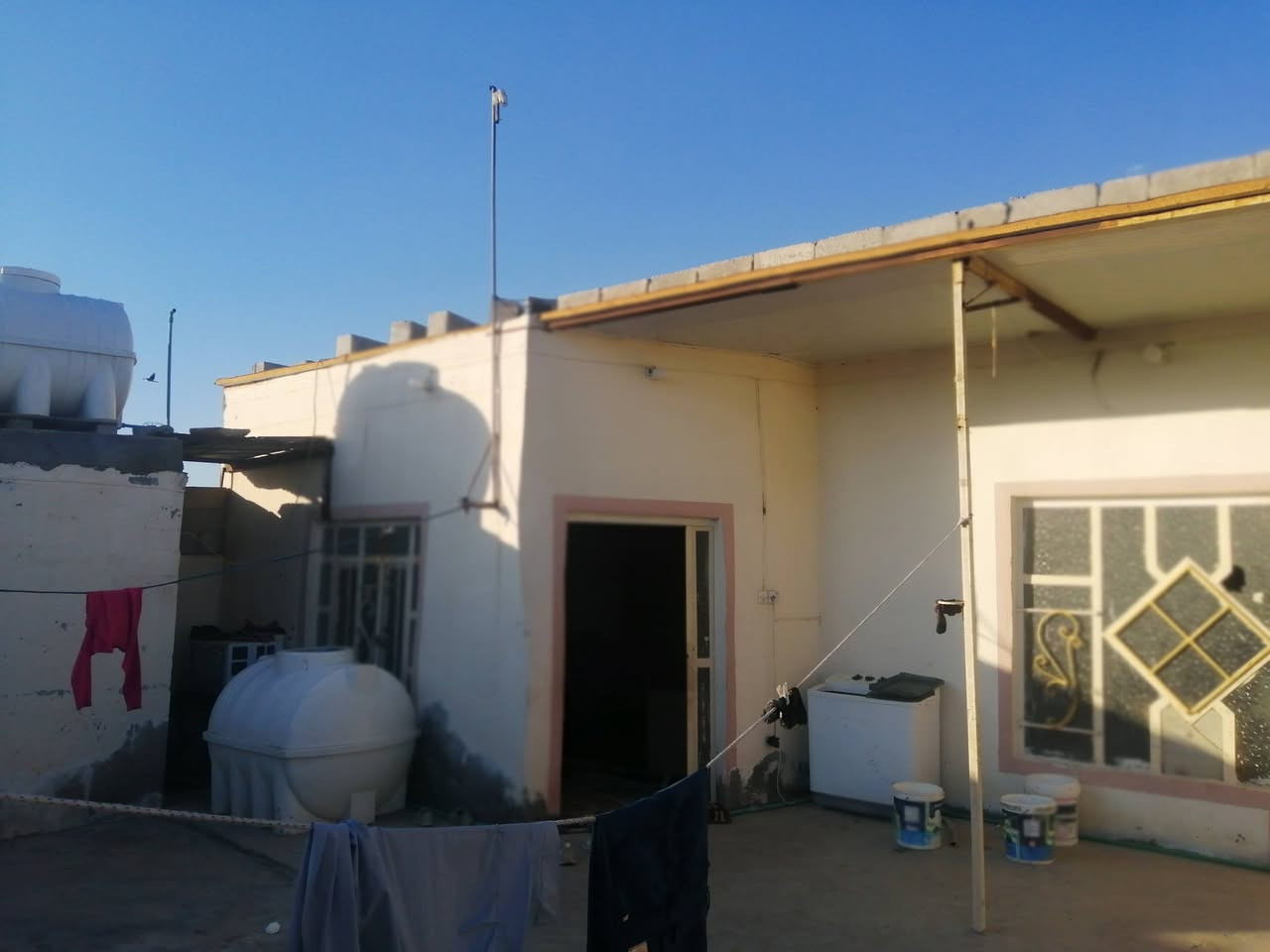 سلام عليكم بيت البيع مساحه ٢٠٠م غرفتين نوم +صاله +مطبخ +واستقبال  بحواس احي ام البنين  البيت الارضيه كلهة سراميك سكف سندويش سعر خاص ***********
