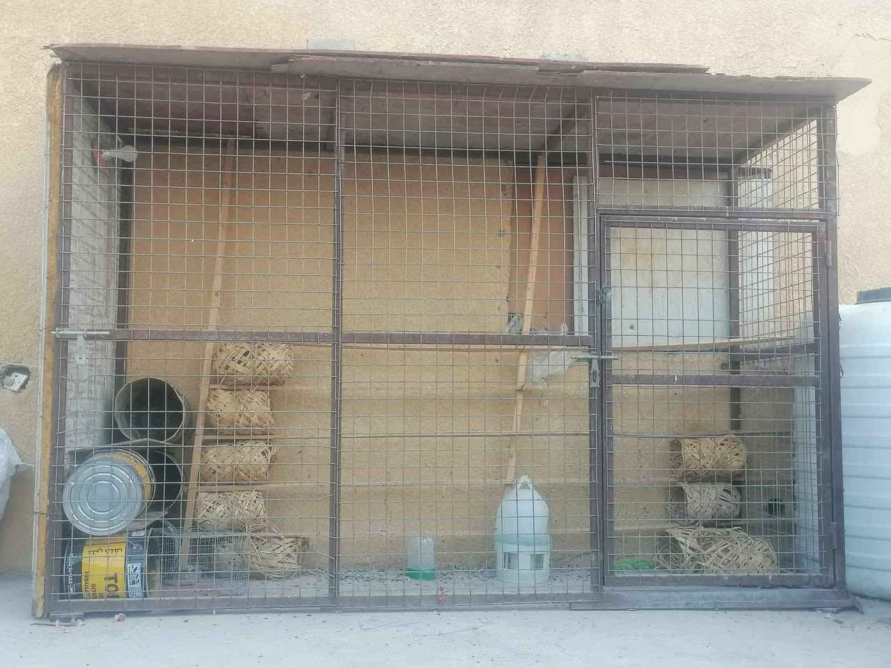 السلام عليكم
قفص للبيع الطول ٣ أمتار وارتفاع ٢ متر وهذ  الخانات الاثنين من ضمن القفص ابيعهن


**إذا كنت صاحب هذا الإعلان وتريد حذفه لأي سبب، رجاءا أرسل رسالة إلى الدعم الفني**