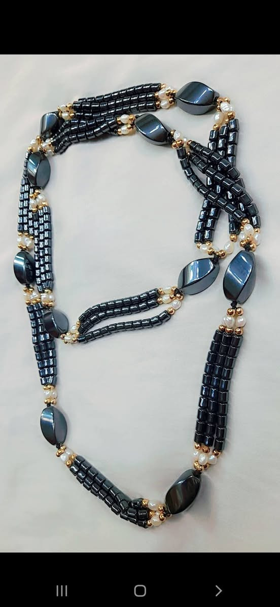 قلادة كولييه مصاغة من الحجر الصيني النادر ومرصعة بفواصل من اللؤلؤ الطبيعي مع فواصل تغليف ذهب 18 ، وزن القلادة بالكامل 130 غم  ... 

         ***********    واتساب  &  فايبر
