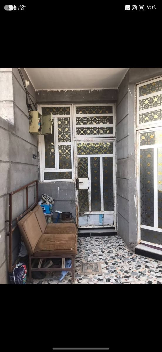 السلام عليكم ١١٠ م
طابقين للبيع
الطابق الاول مطبخ واستقبال وصاله وغرفه وحمام وطرمه وصحيات 
وطابق الثاني 
صاله وغرفه جبيره كلش وسطح 
وطابق الثالث بيتونه وسطح 

وموقع حي الاسرى الزراعي بل فرع مقابيل ماركت محمد سياب فرع الثاني 
للاستفسار اتصال 
***********
