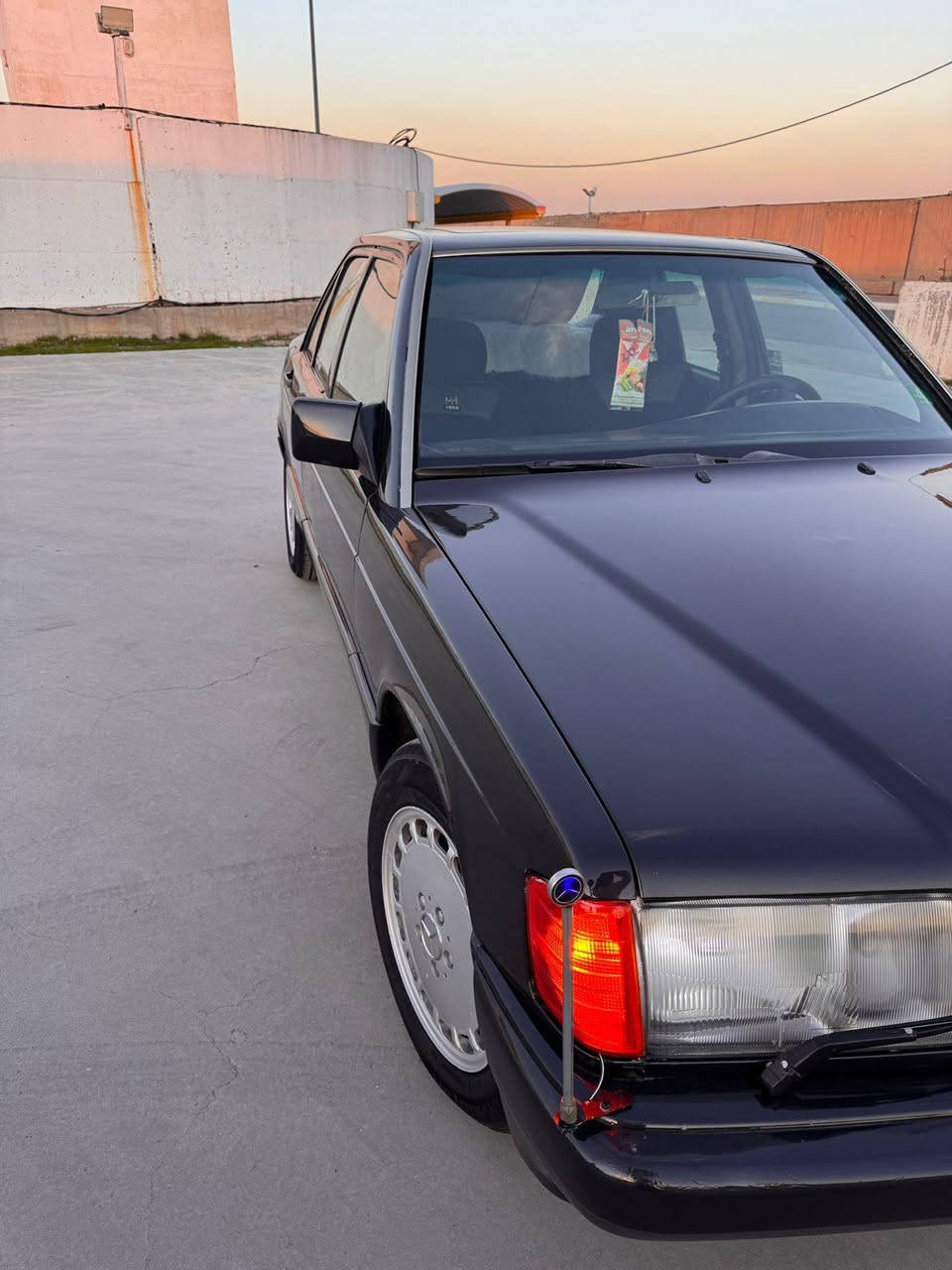 مرسيدس حجم 190موديل 1991 صيغ عام للجماليه كير ومحرك ونجي 2400 تبريد وتدفئه صدر جديد وطخم تايرات جديده كهربائيات كلها شغاله وهزه وبراد ورقم جديده شرط تحويل ووكاله سعرها 65 وبي مجال والشراي يخابرني وهذا رقمي *********** ويدلل كركوك, العراق
