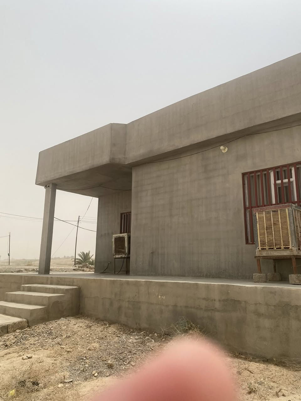 بيت للبيع السعر 40 مليون وحيل حيل بي مجال تخفيض للطيبين مساحة الأرض 1 دونم ومساحة البيت 150 متر يتكون من ديوانية إستقبال ربعة 7  ب 5 متر وصالة هول 7 ب 4 متر وموزع ممر 4 ب 3 متر ومطبخ 5 ب 4 متر وغرفة 5 ب 5 متر وبيتونة على السطح 7 ب 4 متر ملاحظة البيت مفروش مؤثث أثاث كامل جاهز للسكن فوراً وقت الشراء أثاث كامل بكل غرفة مروحة ومبردة ودفاية صوبة وغسالة أوتماتيكية آلية وثلاجة براد بحجم 18 قدم وفريز مجمدة ضخمة حجم 16 قدم البيت واصله خط كهرباء وطني و مولد و واصله خط ماي عنوان البيت صلاح الدين الشرقاط الساحل الأيمن مفرق الشرقاط على الشارع العام يبعد عن جامعة الشرقاط الجديدة 5 دقائق يعني يفيد للإستثمار موقع البيت على شارع عام وقريب من الجامعة 
ويبعد عن سوق الشرقاط 10 دقائق 

ومحل للبيع بسعر 40 مليون وحيل حيل بي مجال تخفيض للطيبين 
مساحة المحل 5 ب 5 متر و عنوان المحل الشرقاط السوق الچبير الجوة ب عمارة البدراني قيصرية العطارين 
ملاحظة سوينا عرض لليشتري البيت والمحل تخفيض يصل ل 20 مليون يعني يصير سعر البيت 30 مليون وسعر المحل 30 مليون 

للحجز والاستفسار إتصل 

 ***********
