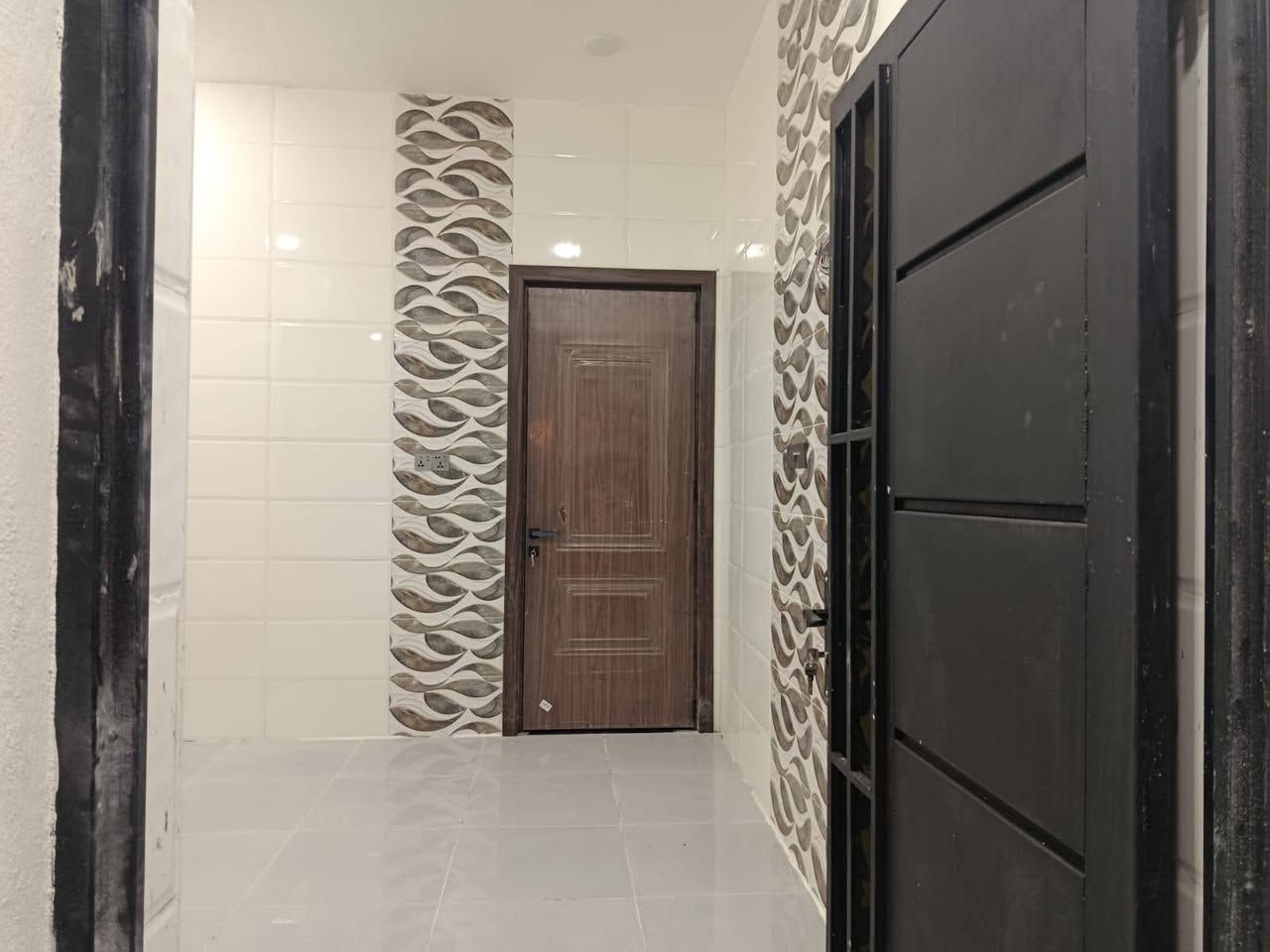 الدار للبيع ورديه داخل قرب سيد موسى تقسيم جديد كافه الخدمات ماء كهرباء تبليط اناره بيت جديد مامسكون مساحه 170متر غرفتين نوم صاله مطبخ مجمع صحيات كراج سيارات إستقبال حديقه داخليه وخارجيه بناء حديث طابو زراعي باسمنه سند25////***********للاستفسار السعر117وبي مجال أن شاء الله
