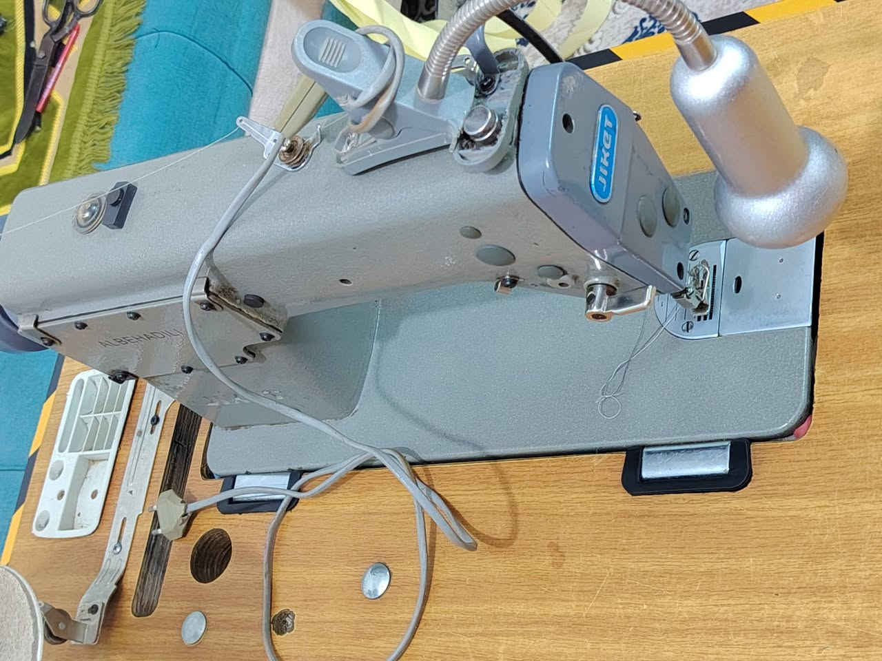 للبيع ماكنة خياطه صناعيه نوع جاك JIKGT نظيفه جدا اخت الجديده ماطوره كاتم أقتصادي مابيه كل نقص ولاضرر وعلى الفحص سعره 250 الف في مركز مدينة الحله حي الزهراء قرب مجسر الأم موبايل ***********
