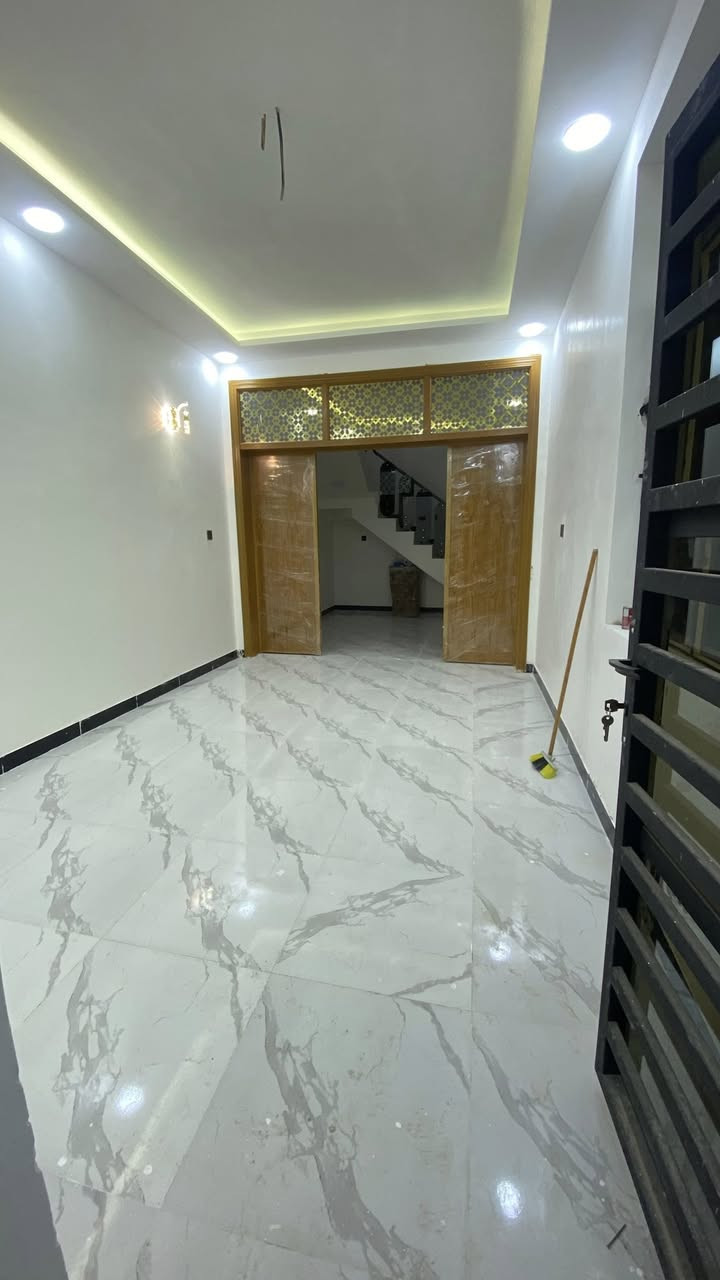 اللهم صلِ على محمد وآل محمد
قال رسولُ الله ﷺ:
«مَن كانَ يُؤمِنُ باللهِ واليومِ الآخرِ فَلْيَقُلْ خيرًا أو لِيَصْمُتْ
دار للبيع طابو زراعي المساحة 100متر طابقين
مشمول بالتطويب ان شاء الله كامل خدمات
شوارع تبليط مي وكهرباء
قريب ع الشارع العام وموقف الكيات
قريب على السوك والمدارس
منطقة راقية ومقسمة تقسيم هندسي
جيران ذهب واغلبها موضفين بالدولة
البيت موقعة تجاري وبناء جديد غير مسكون تسليم مفتاح
السعر 85 مليون مع المجال
البيت ينباع نقد فقط ميرهم لا ايجار ولا اقصاد ولا رهن
الموقع شارع المطار عمود 250 مقابل حي العسكري
قبل قرية الغدير قرب مدارس در النجف الأهليه
للأستفسار *********** متوفر واتساب
