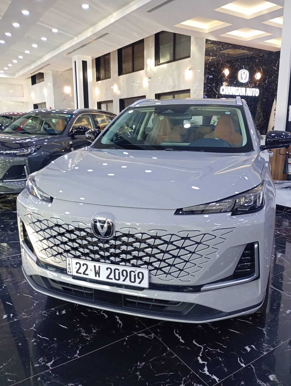 شانجان يوني إس (UNI-S) 2025 تتميز بمحرك بنزين تيربو 1.5 لتر (185 حصان، 300 نيوتن متر)، يقترن بناقل حركة أوتوماتيكي 7 سرعات DCT، بنظام دفع أمامي، مع كفاءة وقود عالية (حوالي 16.6 كم/لتر)، وتصميم كوبيه رياضي، وشاشة معلومات كبيرة، وتقنيات سلامة متقدمة، مع أبعاد مدمجة نسبياً مقارنة بـ UNI-V الأكبر. 
المحرك والأداء:
نوع المحرك: 1.5 لتر تيربو بنزين رباعي الأسطوانات (Blue Whale NE1.5T).
القوة: 185 حصان.
عزم الدوران: 300 نيوتن متر.
ناقل الحركة: أوتوماتيكي 7 سرعات مزدوج القابض (7DCT).
نظام الدفع: أمامي (FWD).
التسارع: 0-100 كم/ساعة في 7.9 ثانية.
أوضاع القيادة: اقتصادي، عادي، رياضي. 
الكفاءة واستهلاك الوقود:
كفاءة الوقود: حوالي 16.6 كم/لتر.
للاستفسار اتصال ع رقم مستشارة المبيعات 
***********
