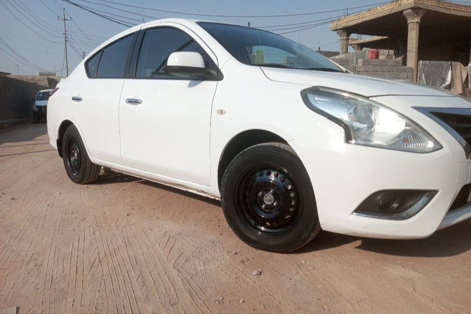 سلام عليكم 
نيسان صني هندي ام البليته الزركه مديل 21 
السياره نضيفه استعمال شخصي السياره كفاله كير مكينه ما عدا طخه خفيفه كلش باب الي خلف السايق بدون صبق بدون دواخل يعني شون الرصعه صايره ماشيه 73 الف 
الشراي يتصل وبالخدمه 
***********
