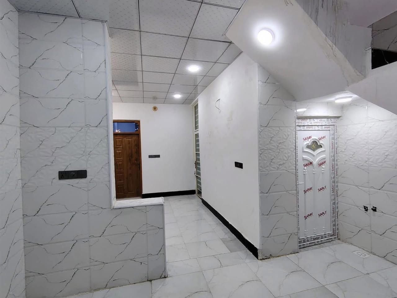 دار للايجار  (50 متر) شارع الصب عمود 321

السعر الايجار 200الف مقدمه شهرين 

يحتوي على طابق واحد

 غرفه   مطبخ   صاله    صحيات

خزان   سخان   ماطور. خط مولد 

ـــــــــــــــــــــــــــــــــــــــــــــــــــــ

دار بنضافه 100 بال،100

البيت جديد وغير مسكون 
للاستفسار اتصل ***********
