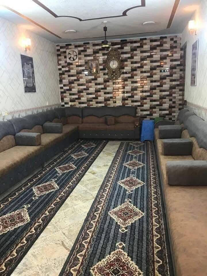 السلام عليكم الدار للبيع مساحه ٢٣٨ متر الواجهه ٨ونص م والنزال 28 م يحتوي على طابقين في الكماليه البستان طابو زراعي قرار ٢٥  الطابق الأول متكون من كراج وحديقة وصحيات خارجية 
واستقبال 8 م وهول 6م وغرفه 5 م وصاله وحمام داخلي ومنور تواليت داخلية ومطبخ بارد ومطبخ حار بالترك أضافه الى الطابق الثاني متكون من 4 غرف نوم كاملة +صحيات كاملة والسطح مطبك شتايكر علمًا ان البيت فارغ  الموقع في البستان قرب المدرسة الأهلية السعر  ١٥٥  مليون بي مجال المراجعه مع مكتب دلالية ابو فراس العتابي ***********وابو محمد الشمري ***********🌹🌹🌹🌹
