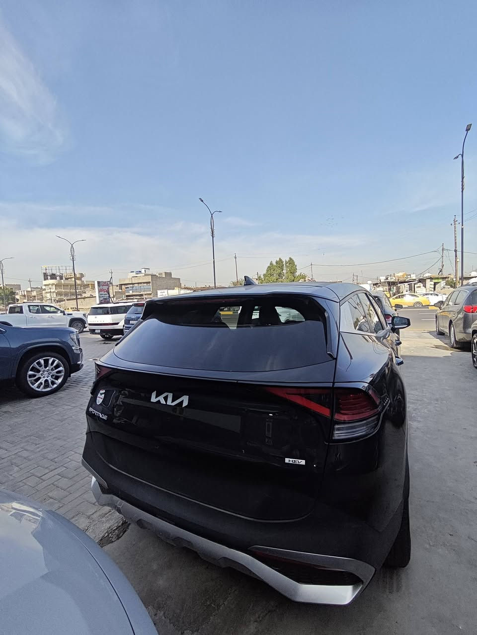 Kia Sportage Hybrid 
مرقم كامل بغداد تحويل ثاني يوم 
محرك 2400 4V تنفس طبيعي 
كير اوتوماتيك 
بصمه 
شاشه كبير بنظام الـ كار بلي 
سايد بريك دكمه
اوتو هولد
كاميرا دواره + حساسات خلفيه
نقطه عمياء 
اشاير بالمري
تشغل عن بعد 
ترحيب عن الاقتراب 
تبريد قطعتين 
السياره جديده ونظيفه جداً 
ب190 ورقه وبيها مجال للـشراي
 ***********
مكاني بغداد - بلديات
