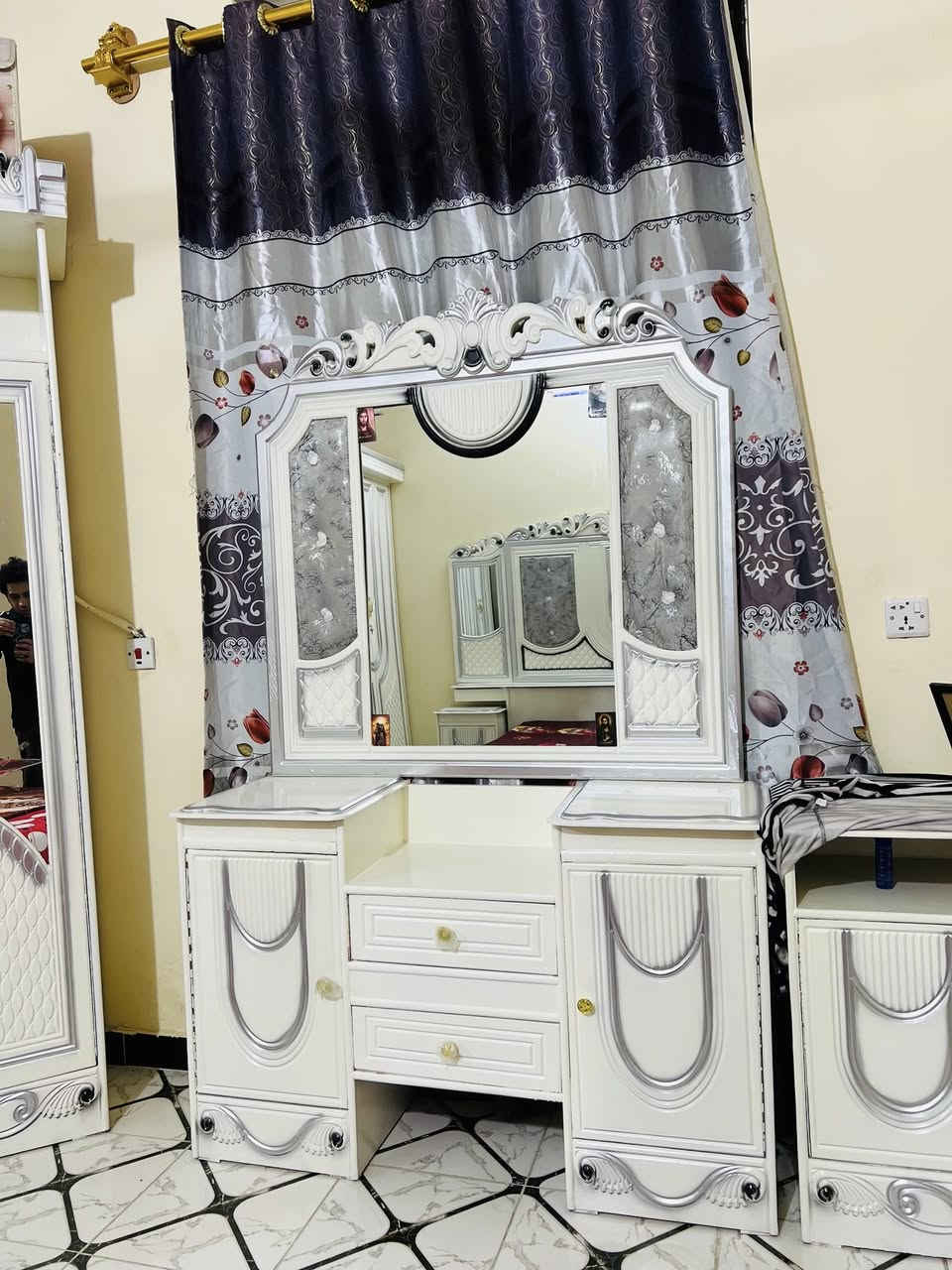 سلام عليكم غرفة البيع جديده سعر مليون و150 وبيها مجال الستفسار رقم الهاتف***********واتساب
