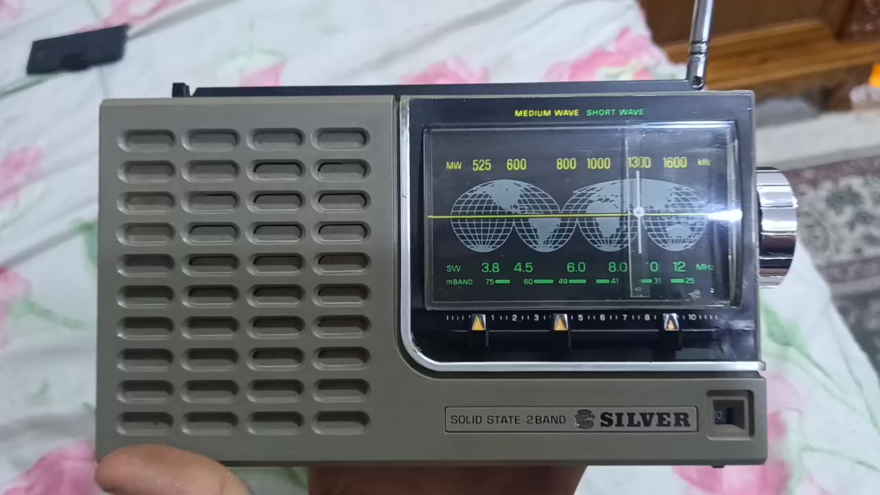 راديو سلفر ياباني لوك  موجتين  أخو الجديد ٢باتري كبير معه الجلد الأصلي  واتساب *********** لشرايه
