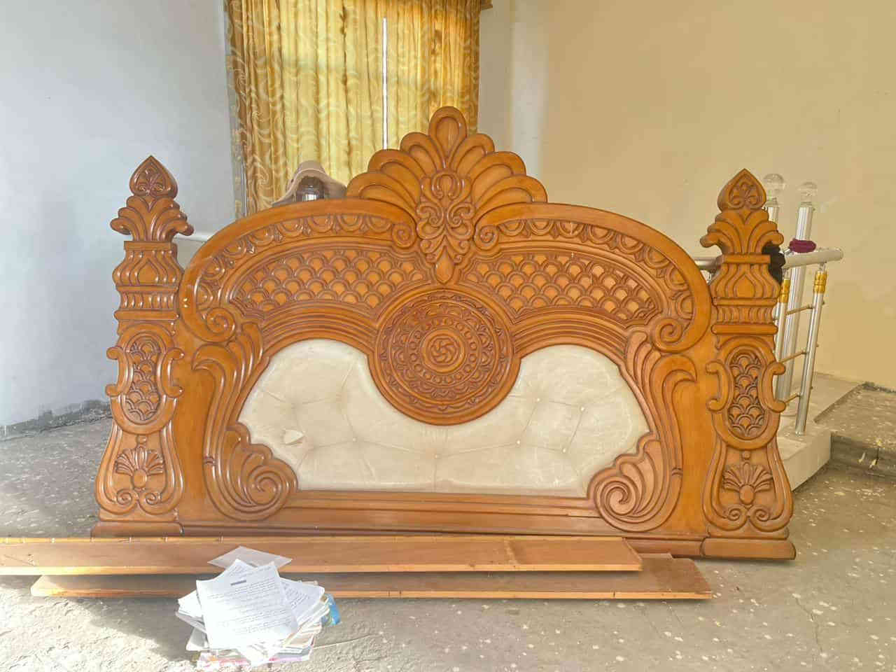 السلام عليكم غرفه اخشاب درجه اولى صاج داخل خارج للبيع السعر ٩٠٠ الاتصال على الرقم ***********
