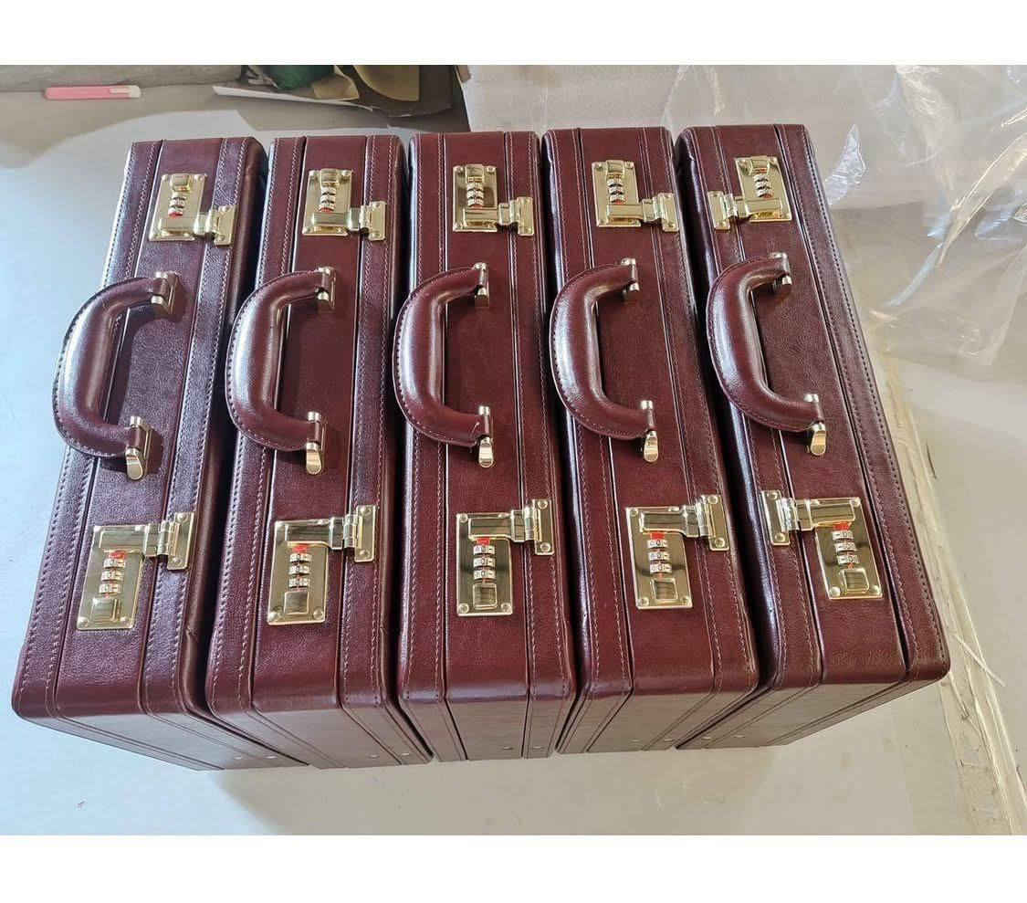 فديو طريقة تغير الرمز في الحقيبة الدبلوماسية للزبون 
  
متوفر اللون البني غامق فقط 
سعر البيع المناسب : 48,000 شامل التوصيل 

حقيبة دبلوماسية جلد بني


**إذا كنت صاحب هذا الإعلان وتريد حذفه لأي سبب، رجاءا أرسل رسالة إلى الدعم الفني**