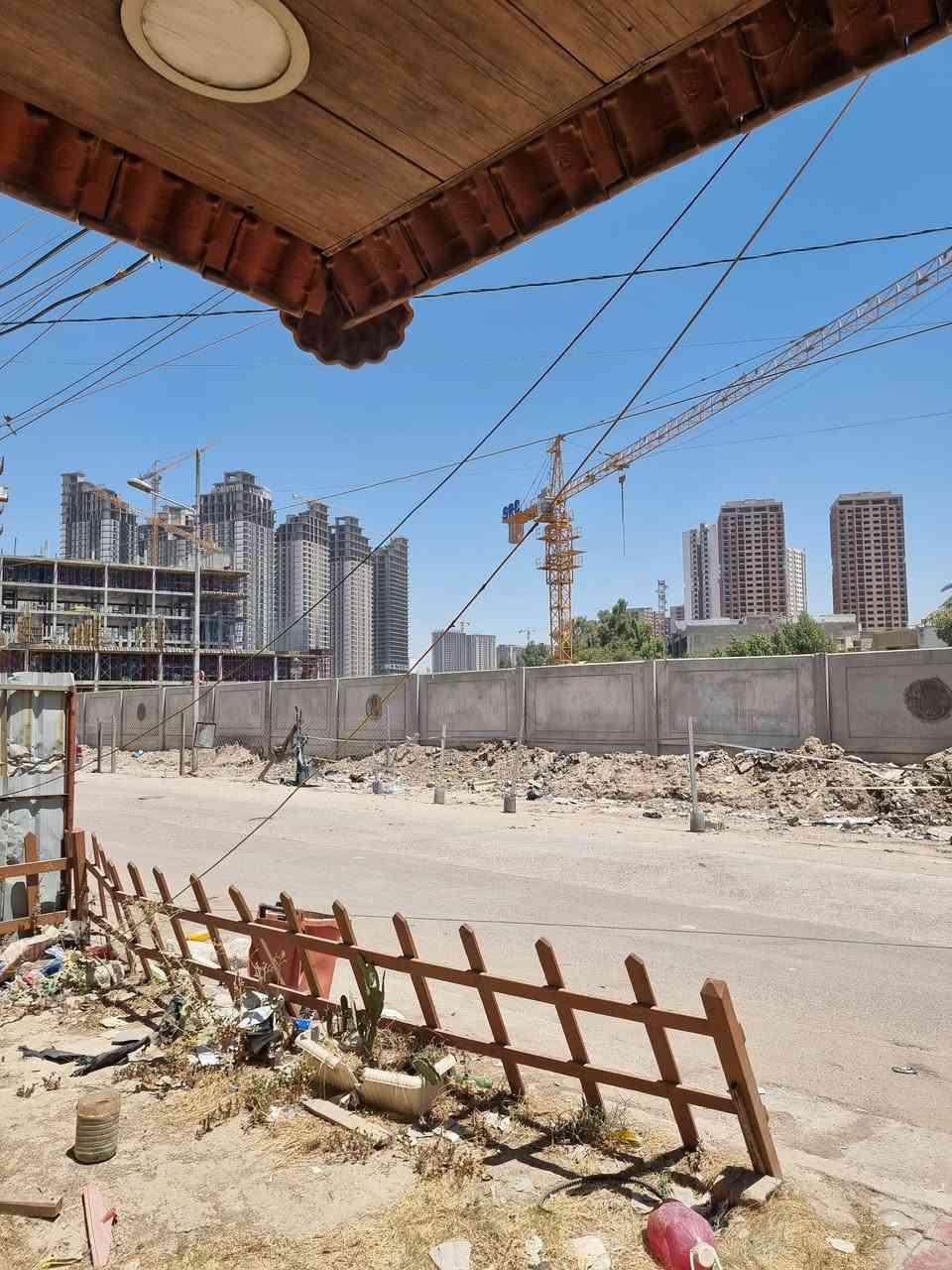 عيادة طبيبين...
طابق ارضي على الشارع الحولي الوشاش البيجية يحتوي على صالة انتظار كبيرة وغرفتين لاطباء ومطبخ وحمام . رصيف ٣ م حديقة امامية . مثالي لعيادة طبيبين ...
للاستفسار 07903218u74 - ***********
