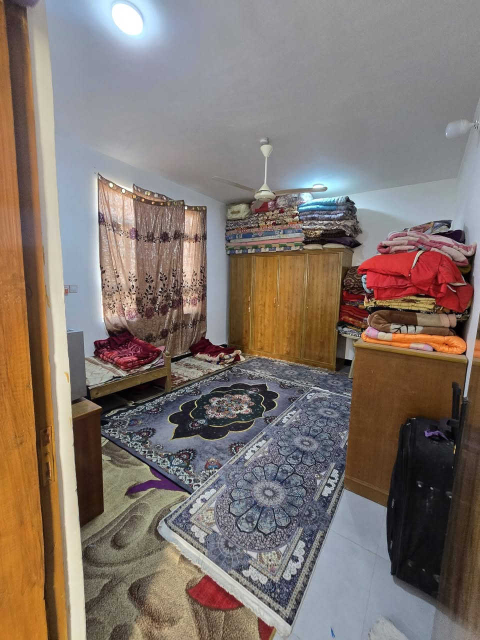 السلام عليكم   بيت طابو زراعي سند ٢٥ مساحه البناء ١٥٠ وقطعه١٠٠ متر بصف البيت يعني المساحه الكليه ٢٥٠ بناء حديث طابق واحد طابوق كامل البيت ركن على شارعين مكانه على طريق حله كربلاء  ابو غرق قرب سيطرة ام الهوى  قريب على الخدمي طريق الزوار  يحتوي على غرفتين نوم وهول ومطبخ واستقبال بناء ٢٥ و كدامه ساحه وشارع ١٠ متر كامل خدمات للاستفسار
***********
